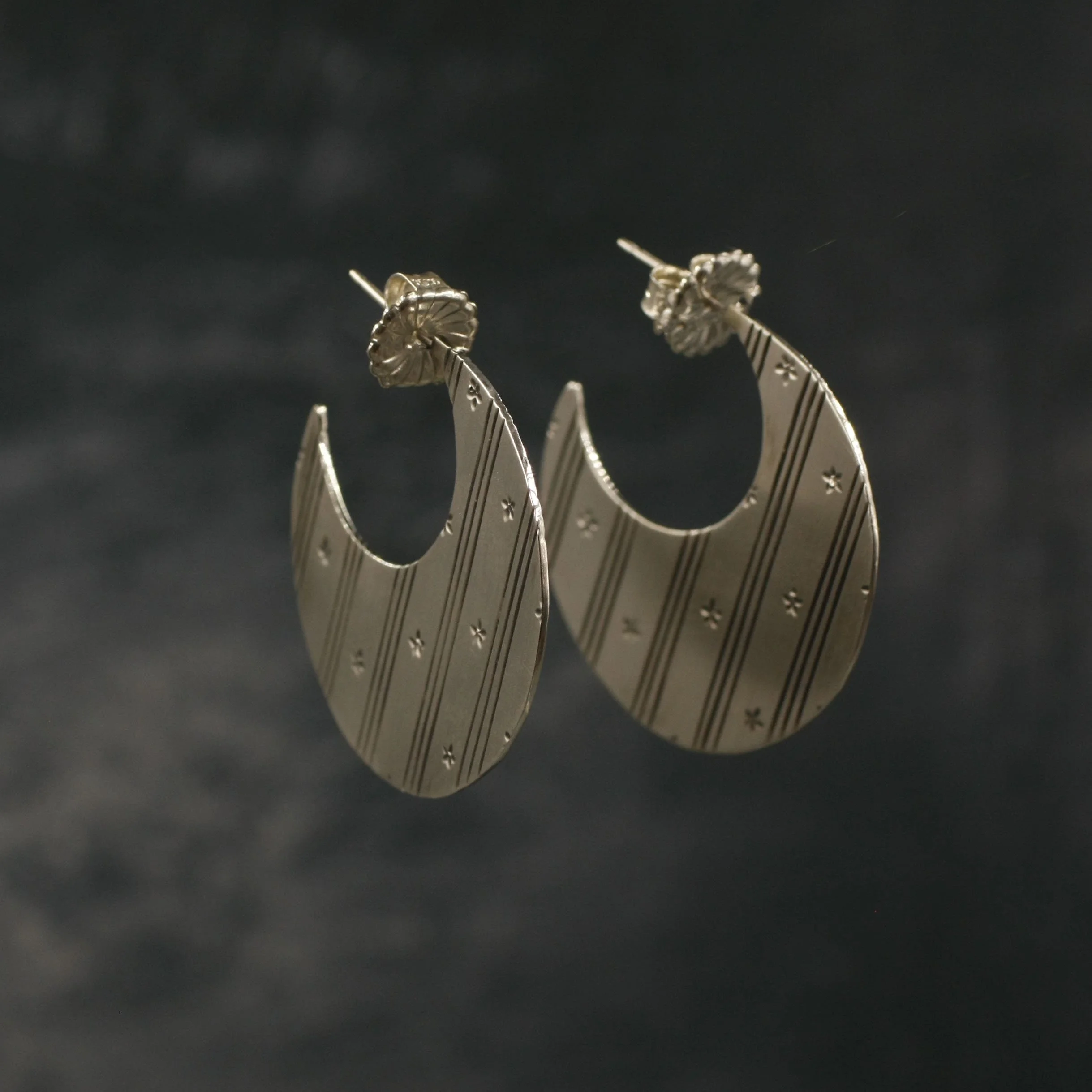 Gravée Circle Stripe Flower Wallpaper Blade Hoop Earrings 1.jpg