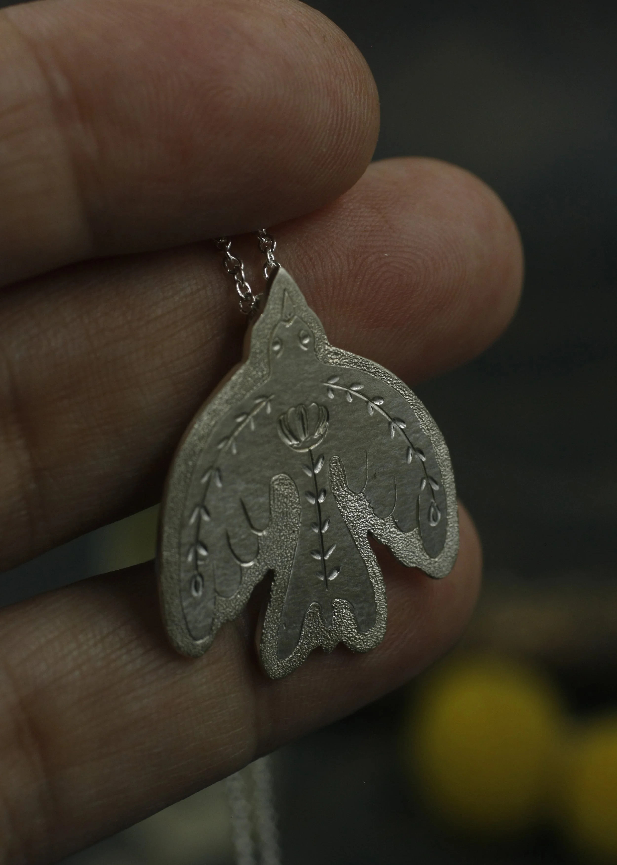Gravée Flower Folk Bird Pendant Shimmer Edge Finish 4.jpg