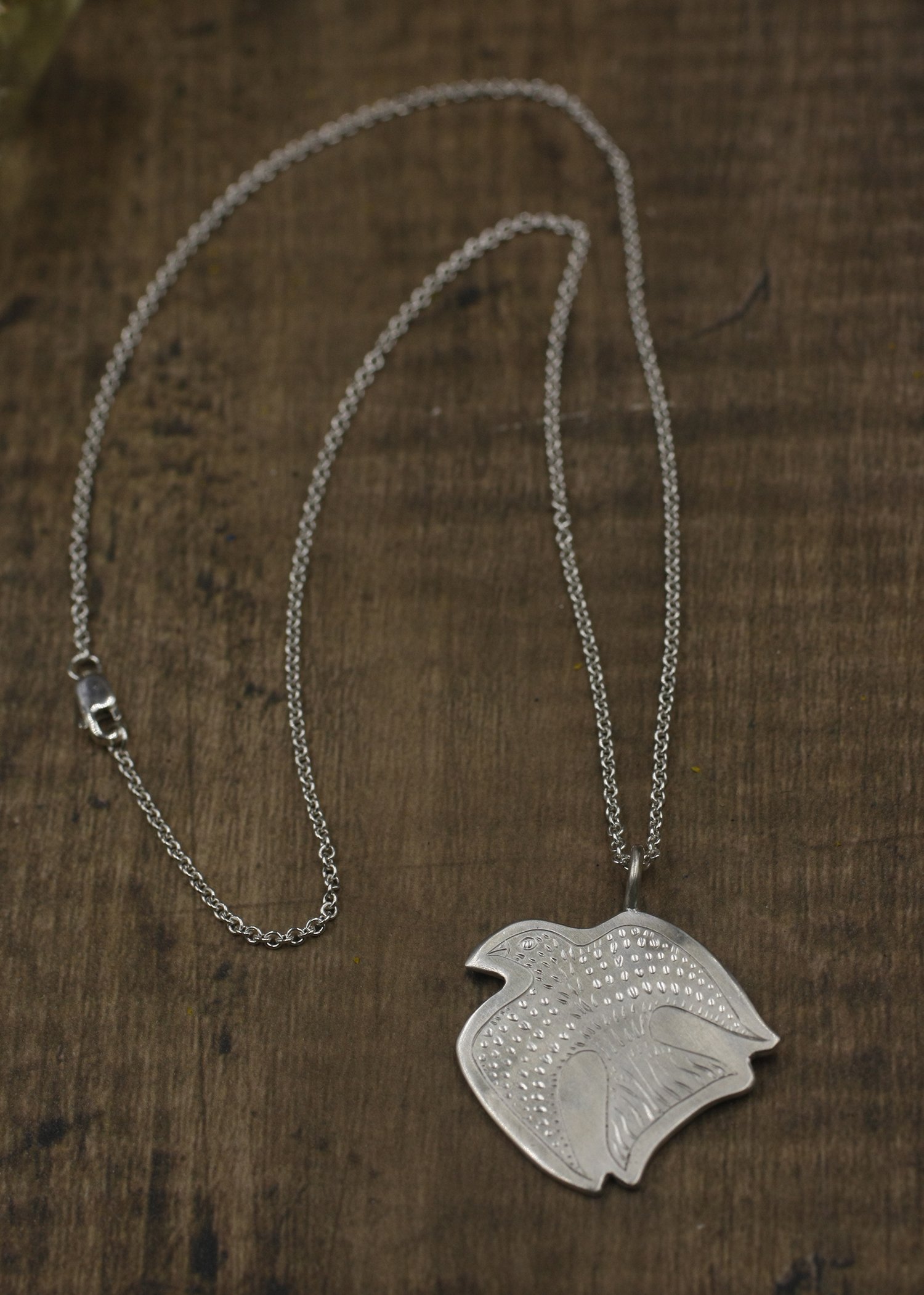 Gravée Folk Art Bird Scoop Feathers Pendant 5.jpg