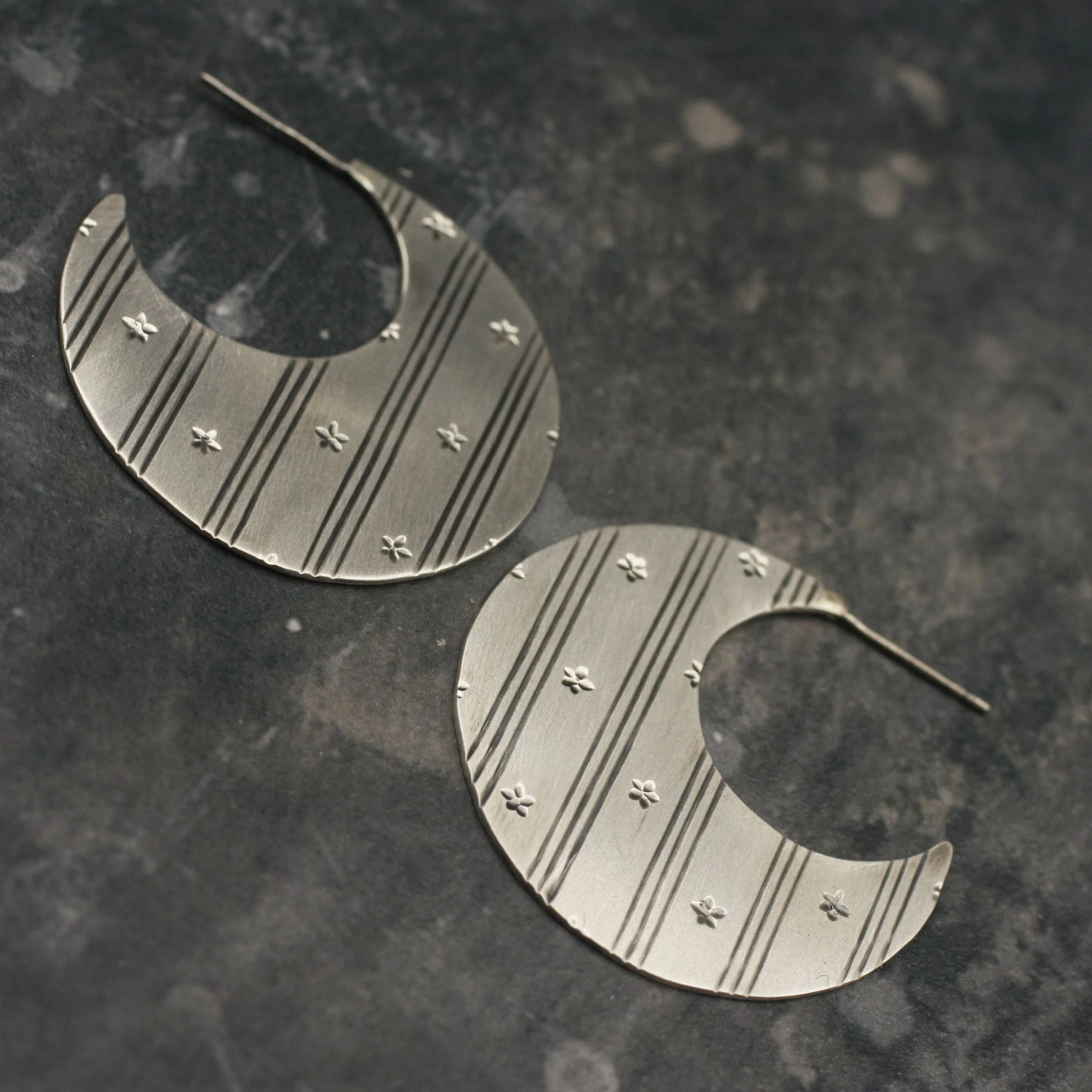 Gravée Circle Stripe Flower Wallpaper Blade Hoop Earrings 2.jpg