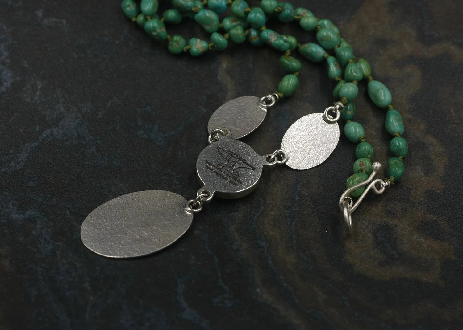 Gravée Banana Leaf Chrysoprasse Y Necklace 4.jpg
