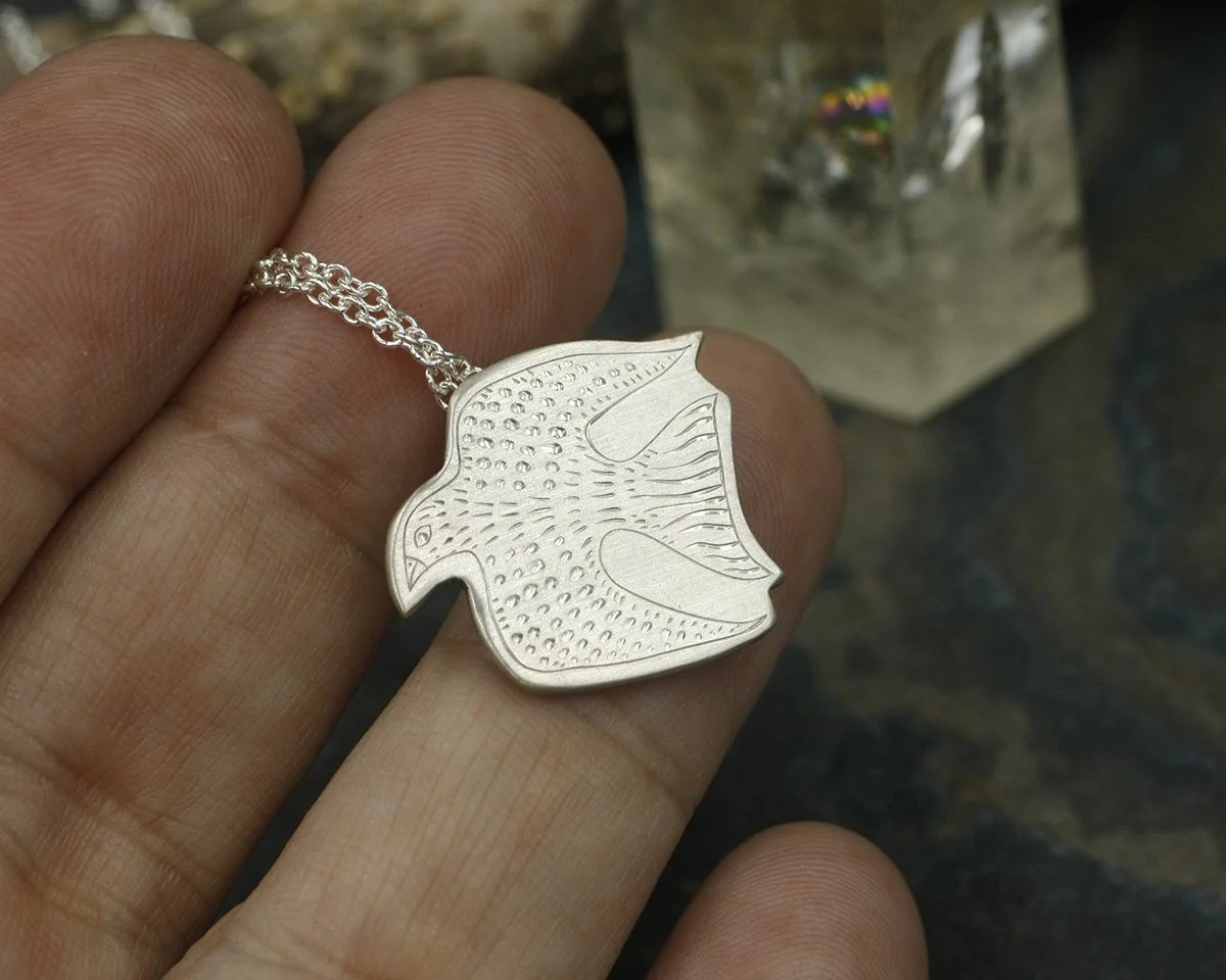 Gravée Folk Art Style Scoop Bird Mini Pendant 1.jpg