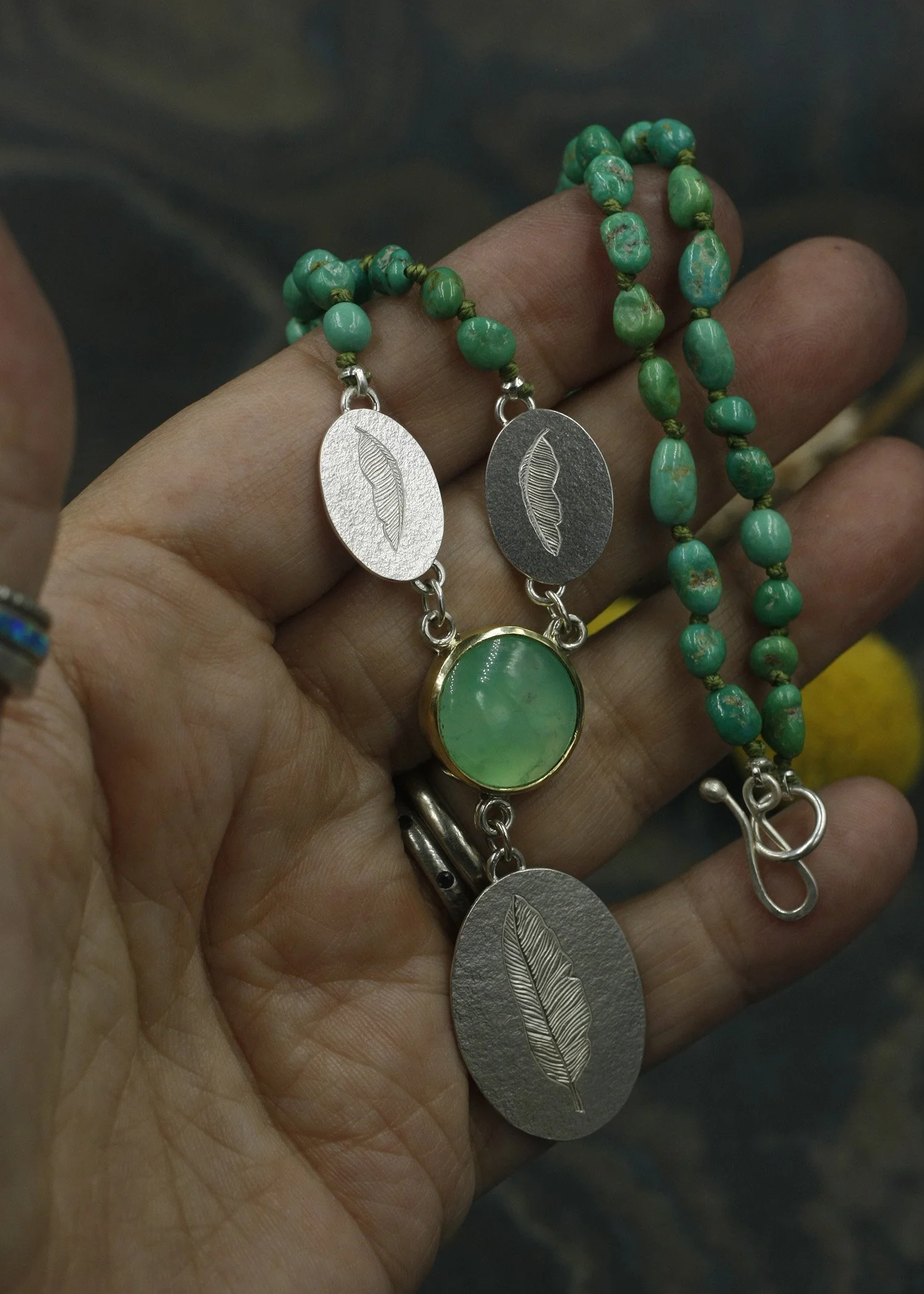 Gravée Banana Leaf Chrysoprasse Y Necklace 2.jpg