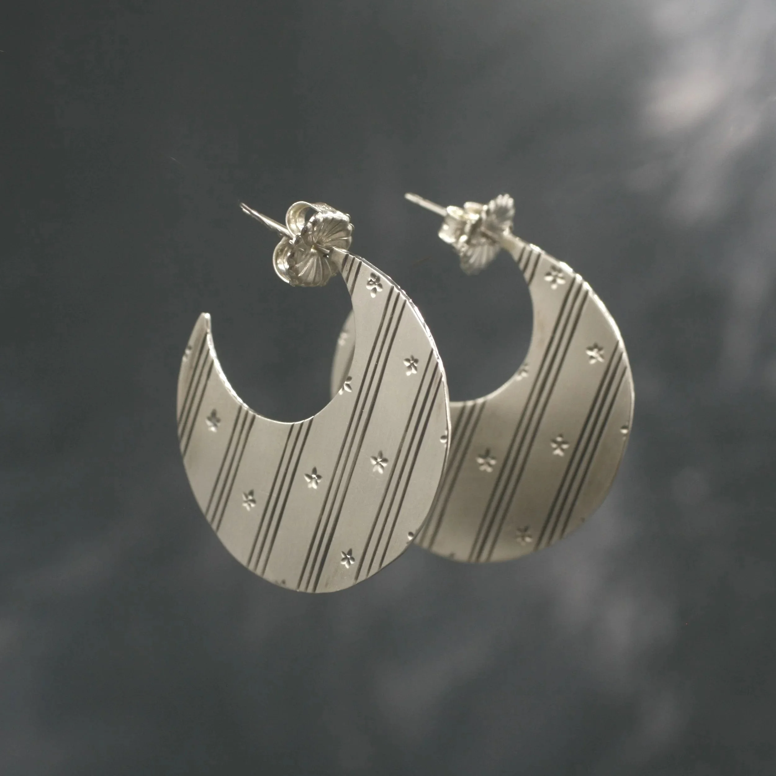 Grav%C3%A9e+Circle+Stripe+Flower+Wallpaper+Blade+Hoop+Earrings.jpg