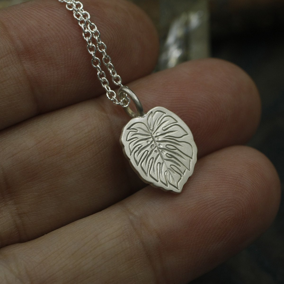Gravée Mini Monstera Leaf Pendant 6.jpg