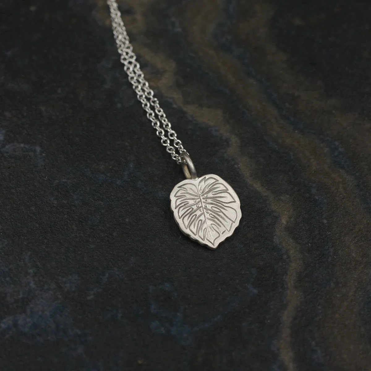 Gravée Mini Monstera Leaf Pendant 5.jpg
