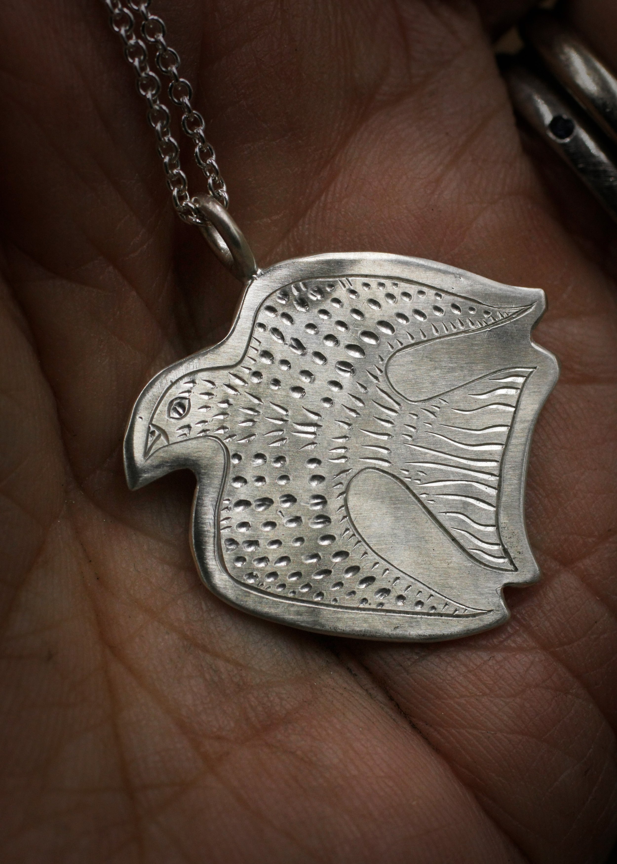 Gravée Folk Art Bird Scoop Feathers Pendant 6.jpg