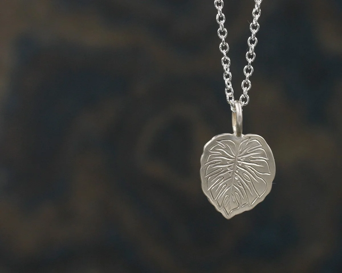 Gravée Mini Monstera Leaf Pendant 2.jpg
