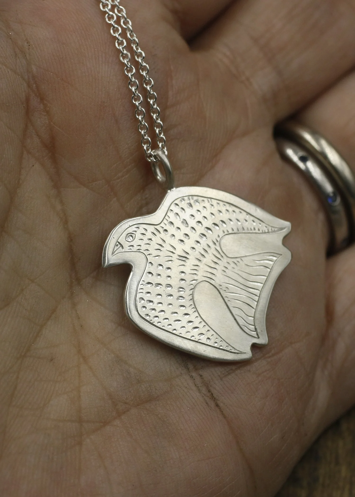 Gravée Folk Art Bird Scoop Feathers Pendant 1.jpg