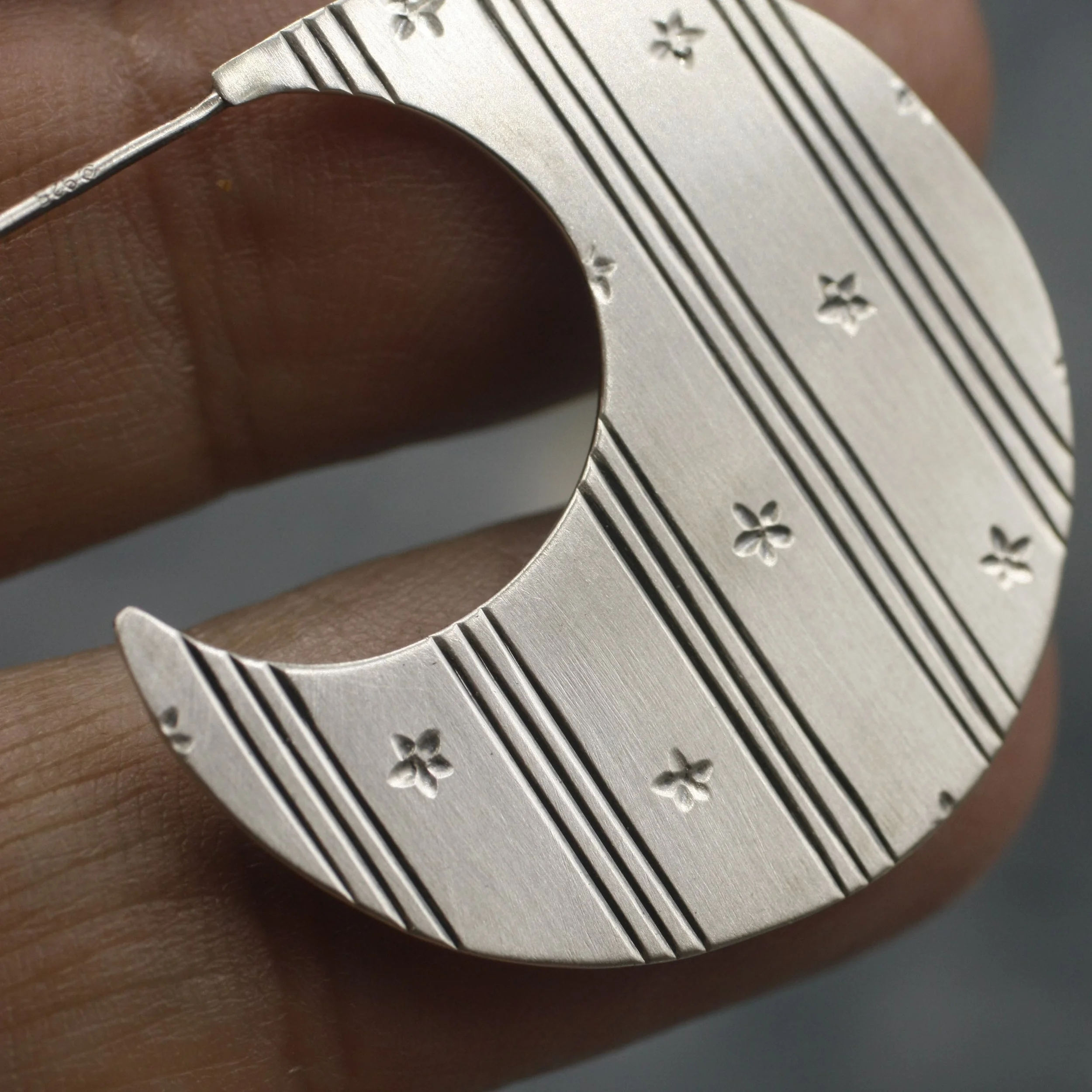 Gravée Circle Stripe Flower Wallpaper Blade Hoop Earrings 4.jpg