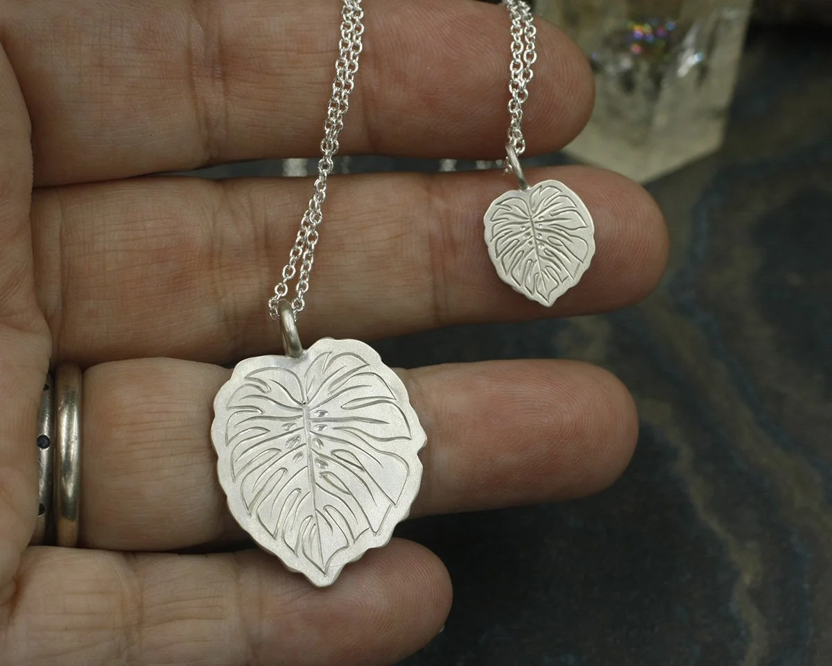 Gravée Mini Monstera Leaf Pendant 4.jpg