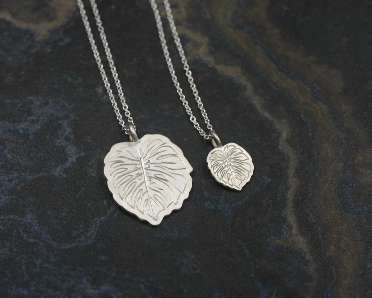 Gravée Mini Monstera Leaf Pendant 3.jpg