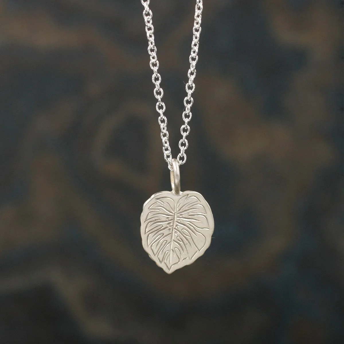 Gravée Mini Monstera Leaf Pendant 1.jpg