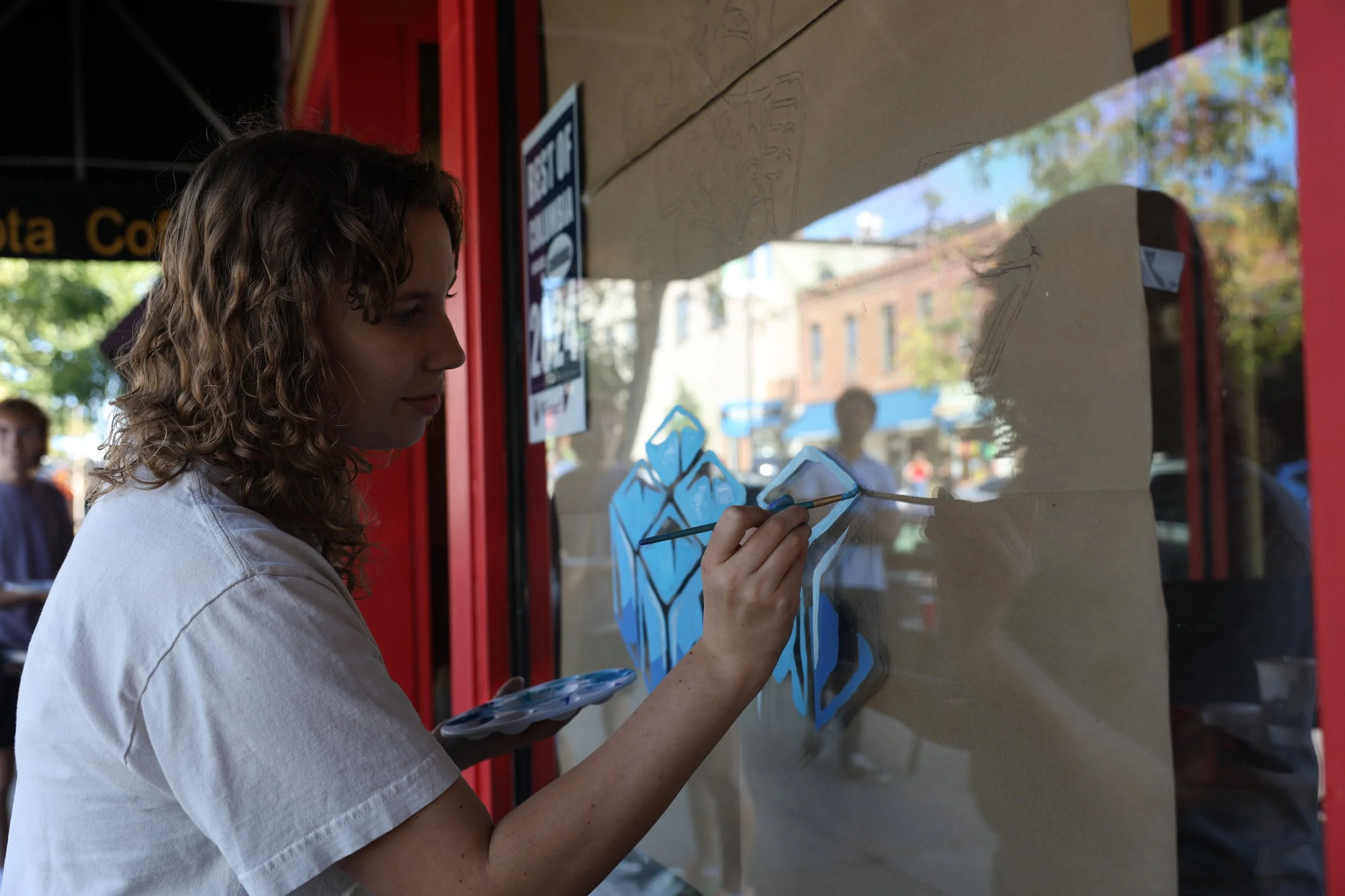 Addy Slusher decorates downtown on
Thursday, Sept. 25, 2025 at Lakota Coffee
in Columbia. This is the first year that the
Council of Student Social Workers is
participating in Decorate the District for
Homecoming.