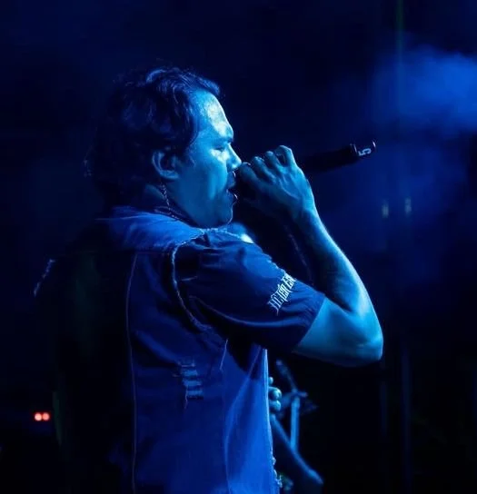 Atardecer sonoro: Ecos de los 80 con Toshi