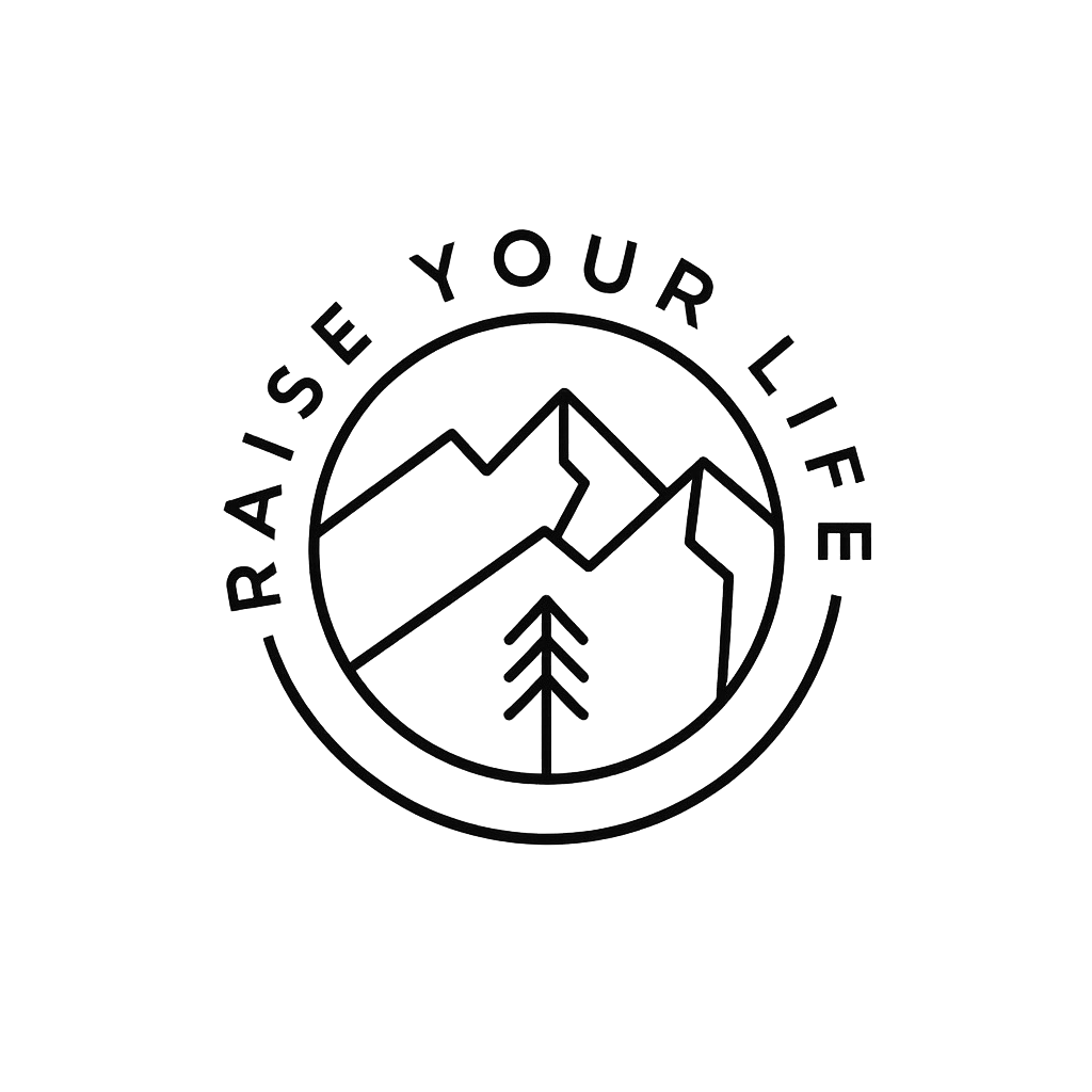 Eine Grafik mit einem Berg- und Baumdesign und dem Text 'Raise your Life'.