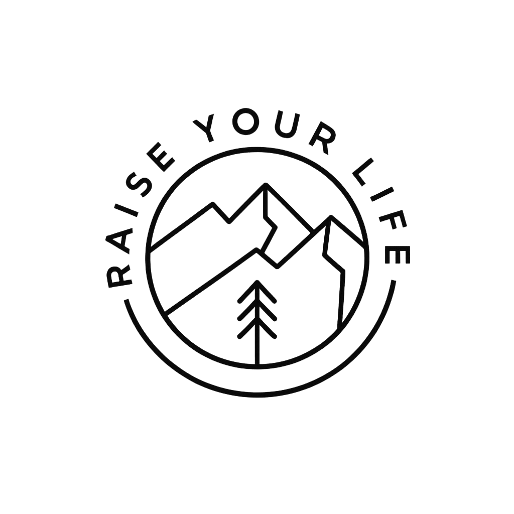 Eine Grafik mit einem Berg- und Baumdesign und dem Text 'Raise your Life'.