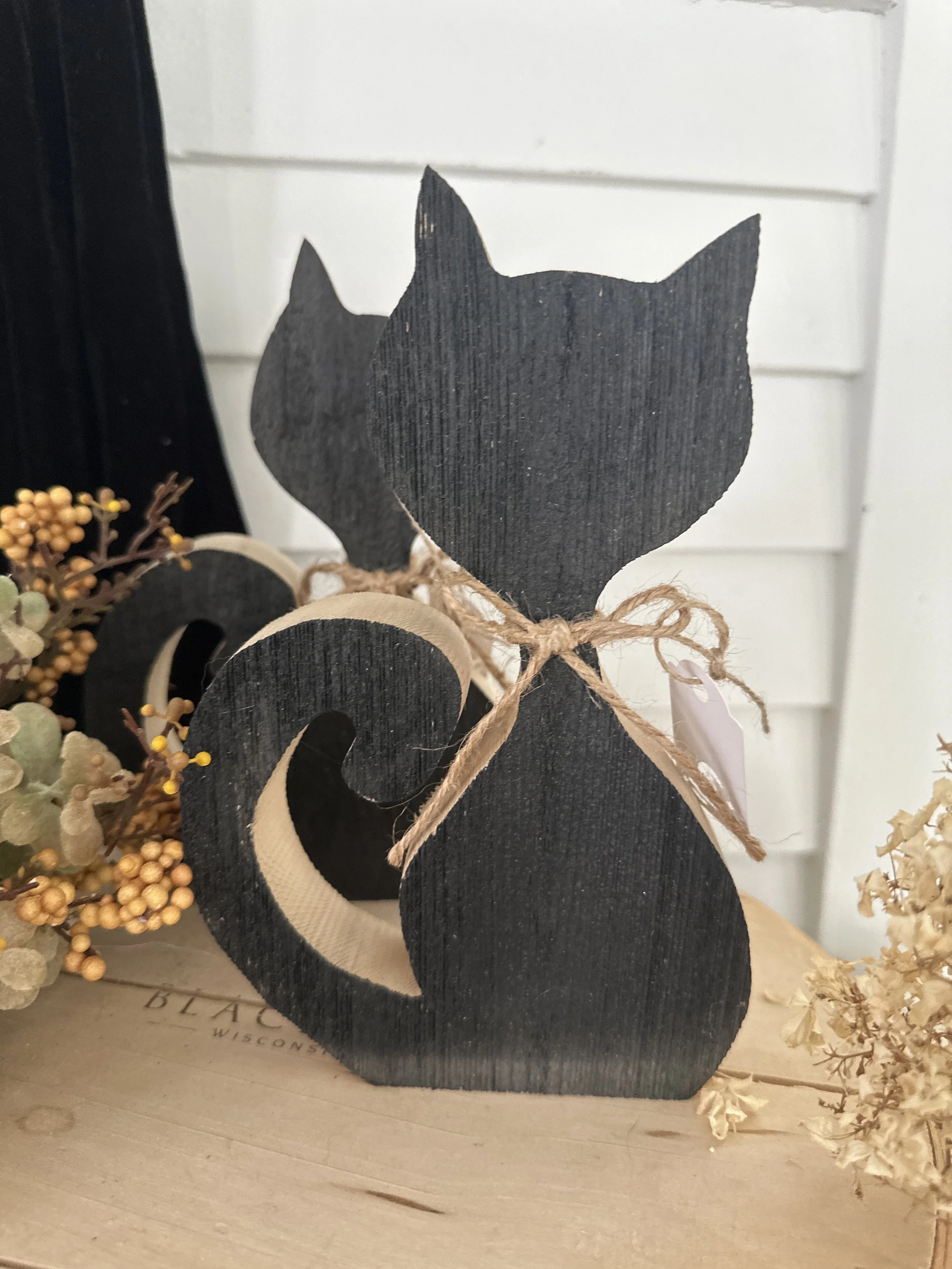 Wood black cat Halloween decor