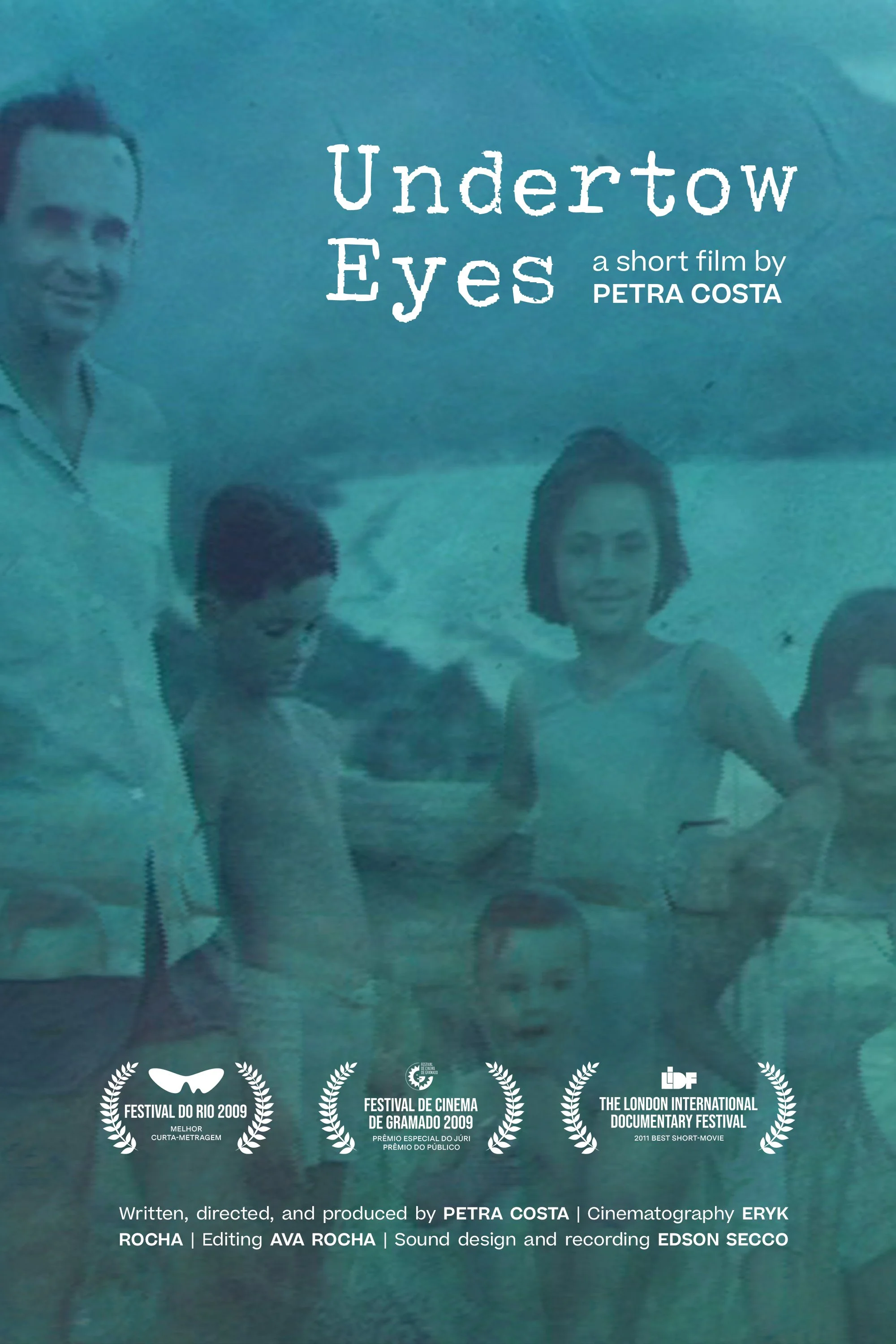 Capa do curta-metragem "Undertow Eyes" de Petra Costa, mostrando uma família na praia com uma atmosfera azulada e textos indicando prêmios e equipe de produção.