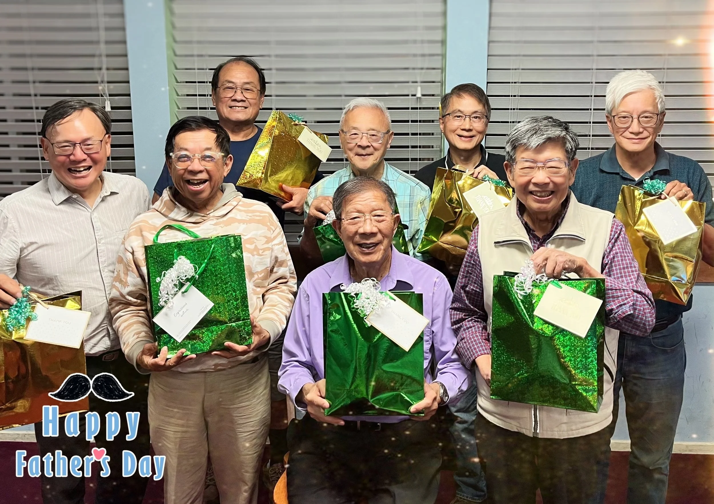 八位父親臉上帶著笑容,手裡捧禮物