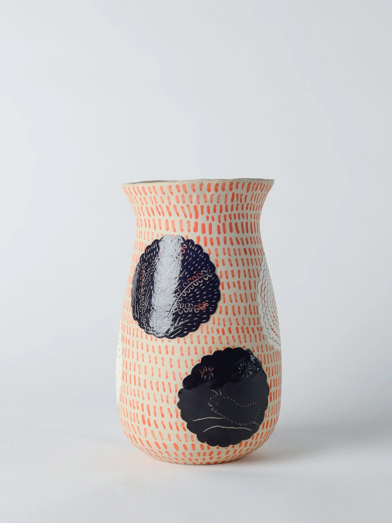 handgemachte-vase-sgraffito-rote-streifen-schmetterlinge-kobo-zuerich-01-03.jpg