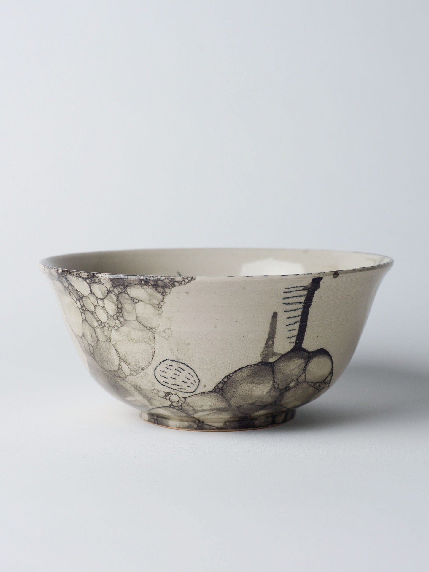 Udon-Schale mit schwarzer Zeichnung – weitere Rundumansicht zur Illustration.