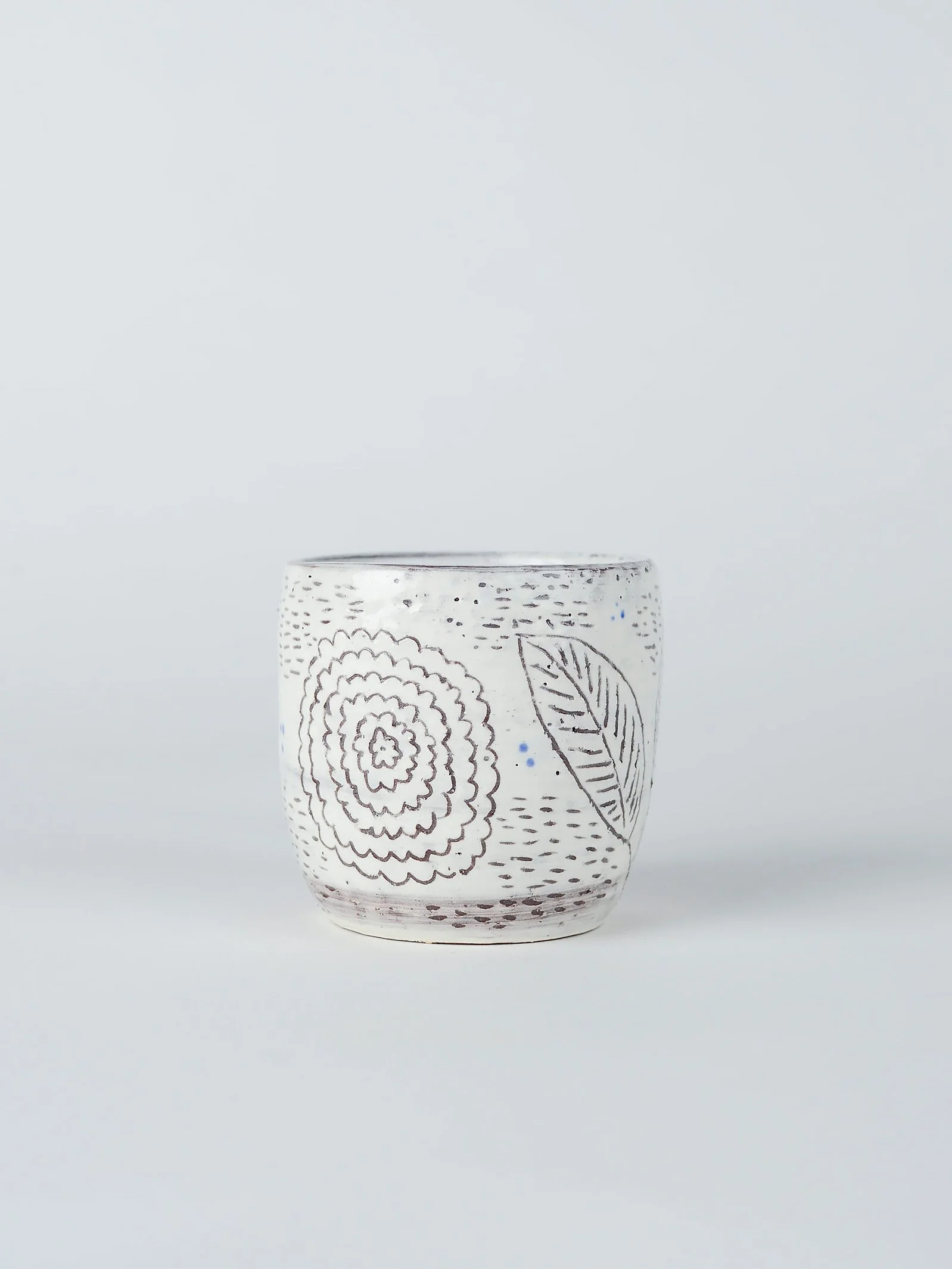 keramiktasse-weiss-sgraffito-pflanzen-insekten-atelier-kobo-03-02.jpg