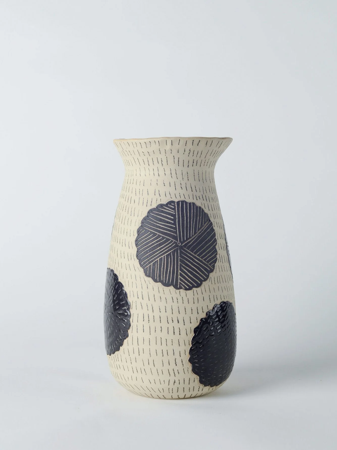 keramikvase-sgraffito-schwarz-blumen-schmetterling-atelier-kobo-01-03.jpg