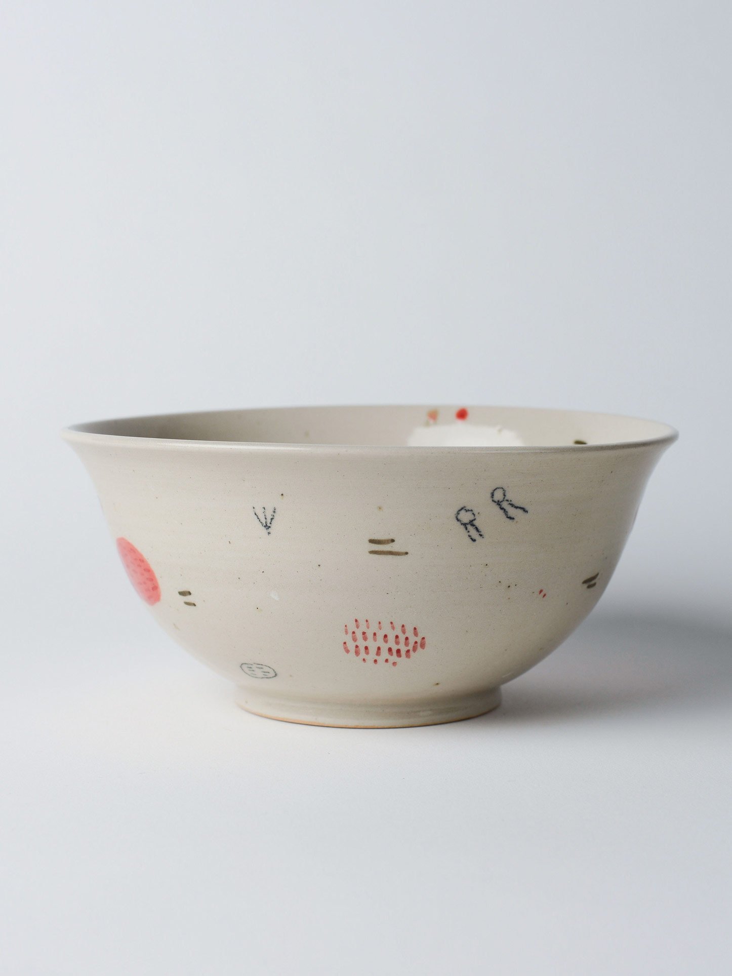 Udon-Schale mit kleinen gezeichneten Wesen – weitere Ansicht der rundum illustrierten Schale.