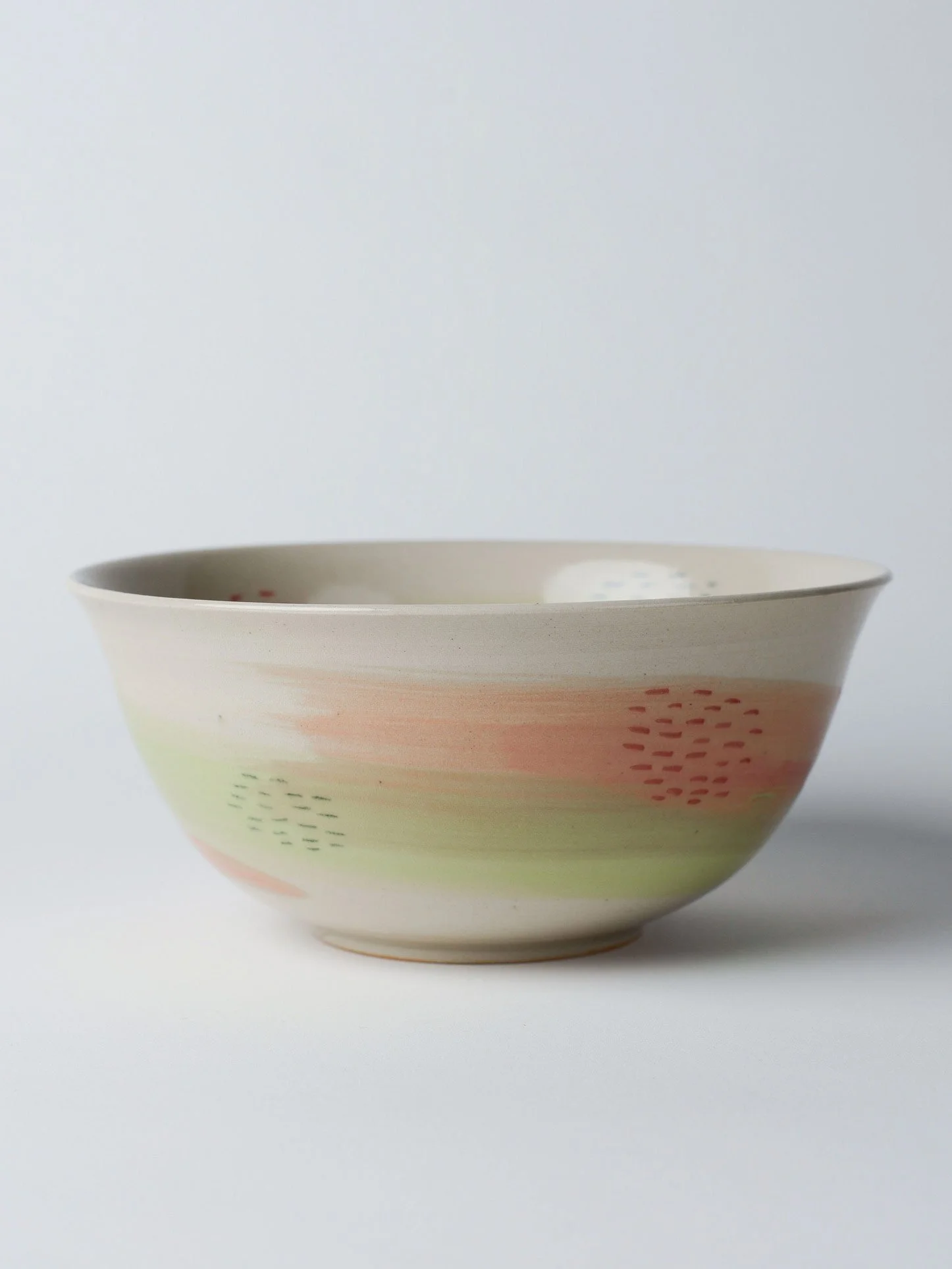 Udon-Schale mit zartgrünem Pinselstrich – direkte Vorderansicht der handgefertigten Keramik.