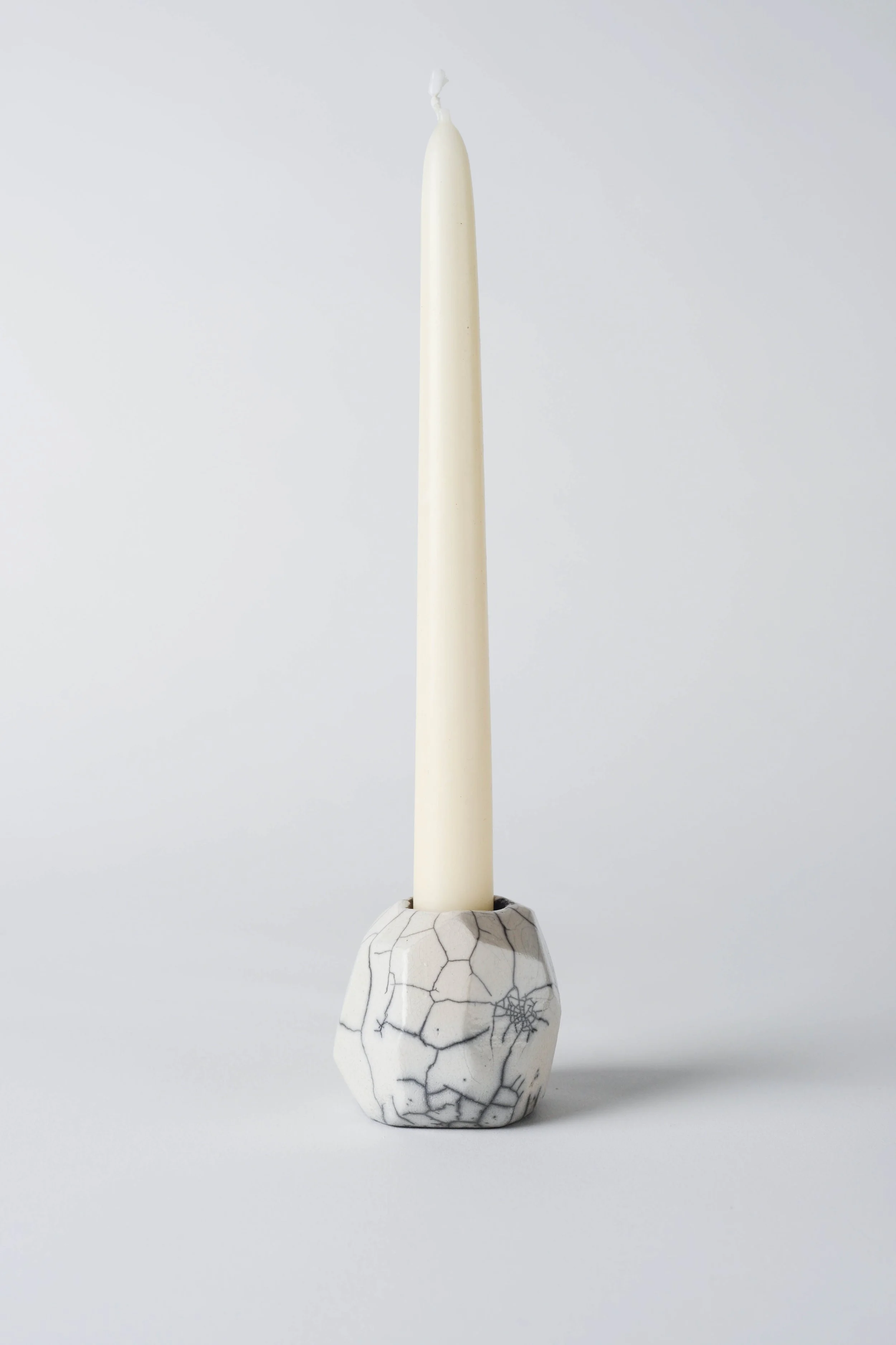 Kleiner handgemachter Raku-Kerzenständer aus dem Keramikkurs im Atelier KOBO Zürich