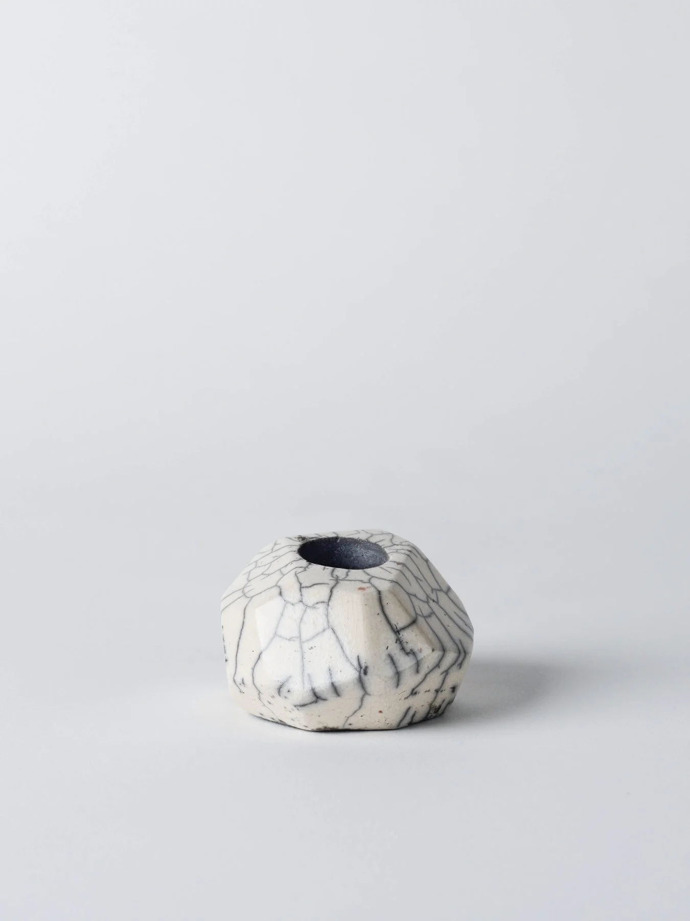 Raku-Kerzenständer leicht gedreht, sichtbar mit Rauchspuren und kantigen Flächen