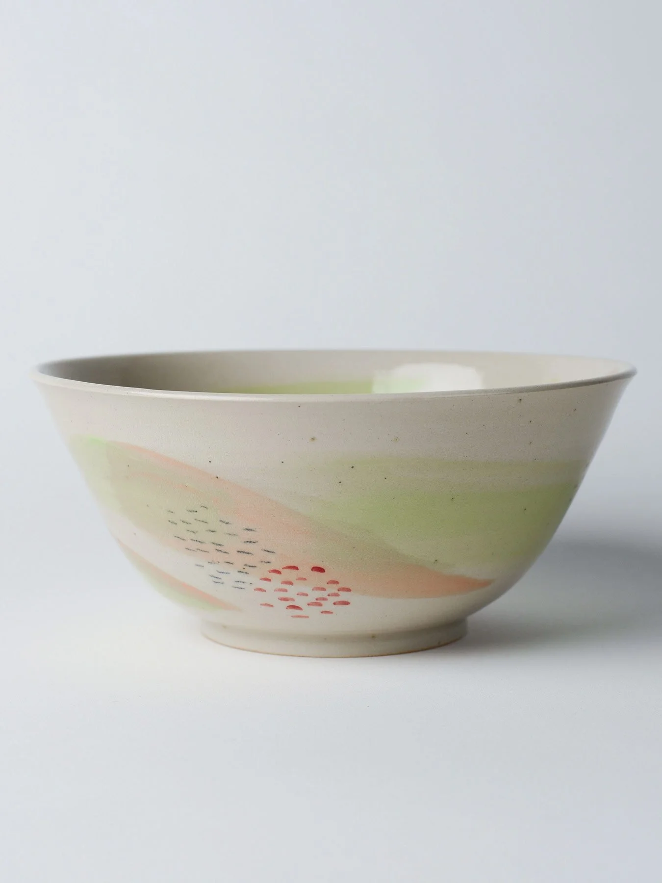 Udon-Schale mit zartgrünem Pinselstrich – direkte Vorderansicht der handgefertigten Keramik.