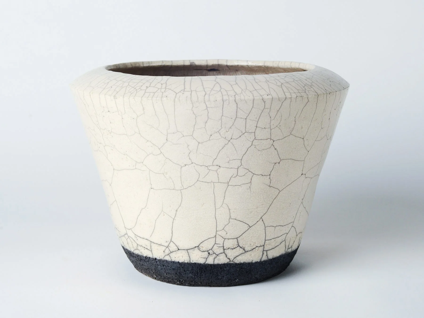 Handgefertigte Raku Schale mit charakteristischem Krakelee-Muster aus dem Atelier Kobo Zürich