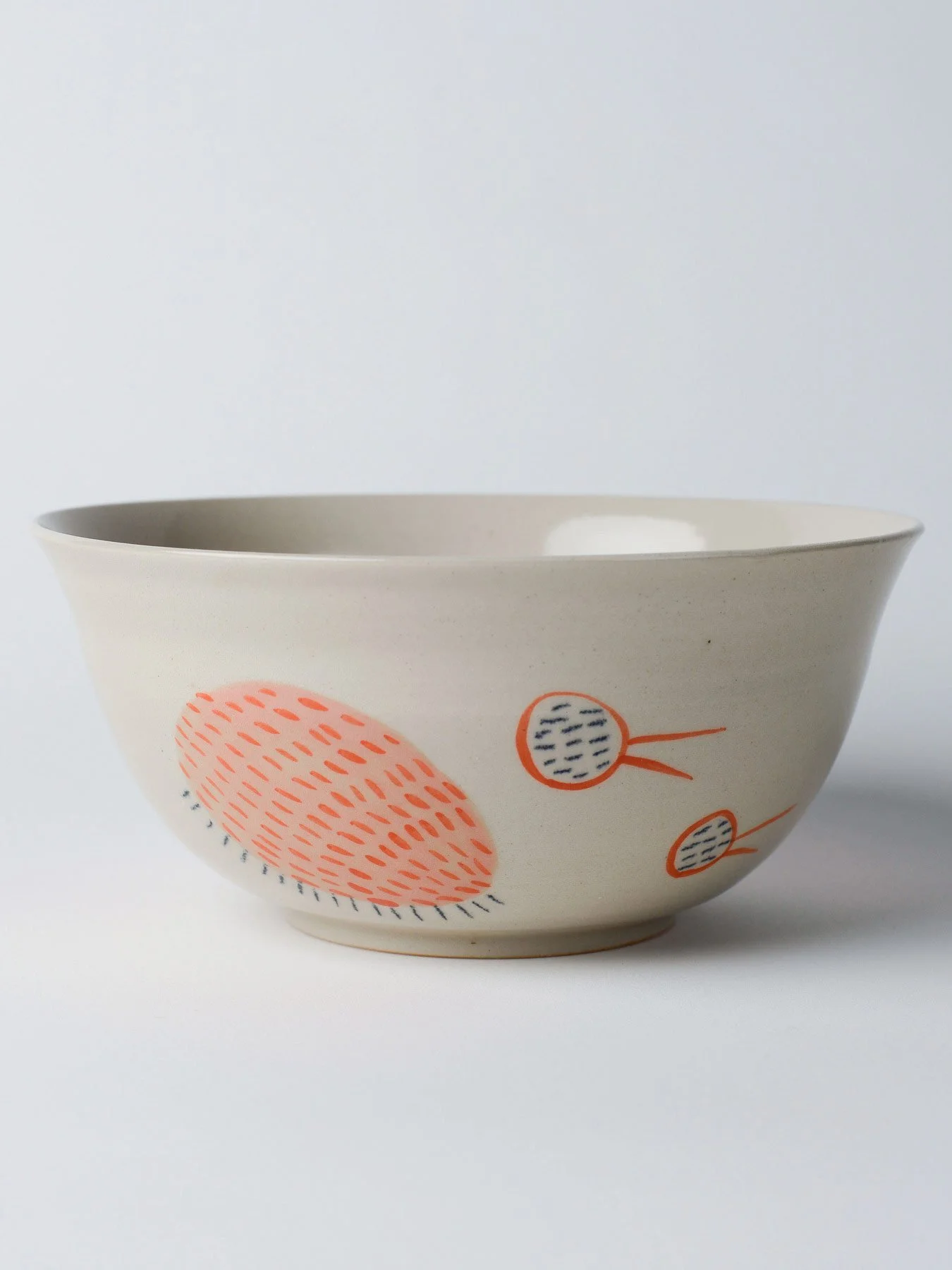 Udon-Schale mit gezeichneten roten Wesen – erste Ansicht der Schale.