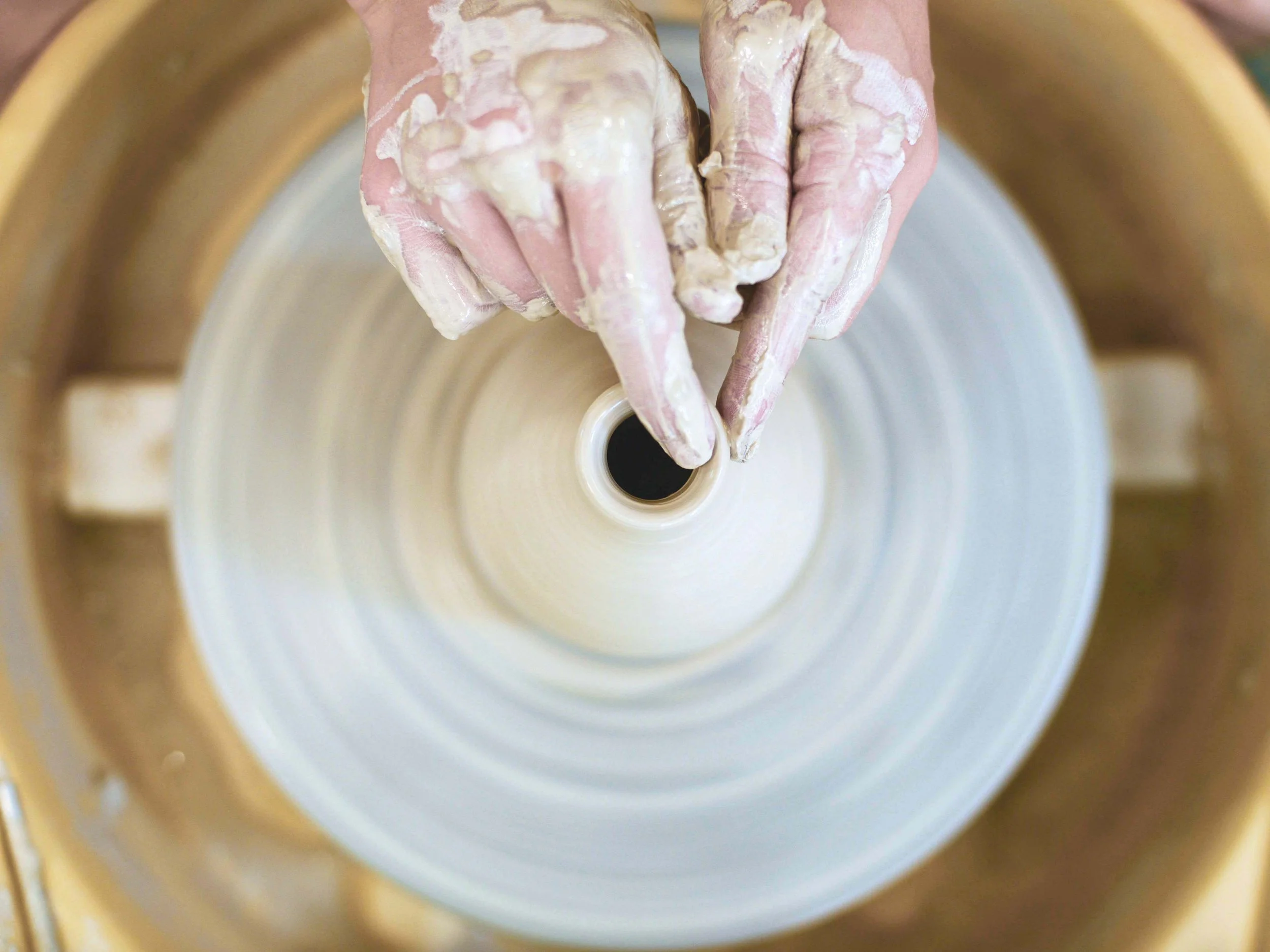 Teilnehmer dreht eine Vase auf der Töpferscheibe im Kurs Vasen und ihre Vielfalt im Atelier KOBO in Zürich