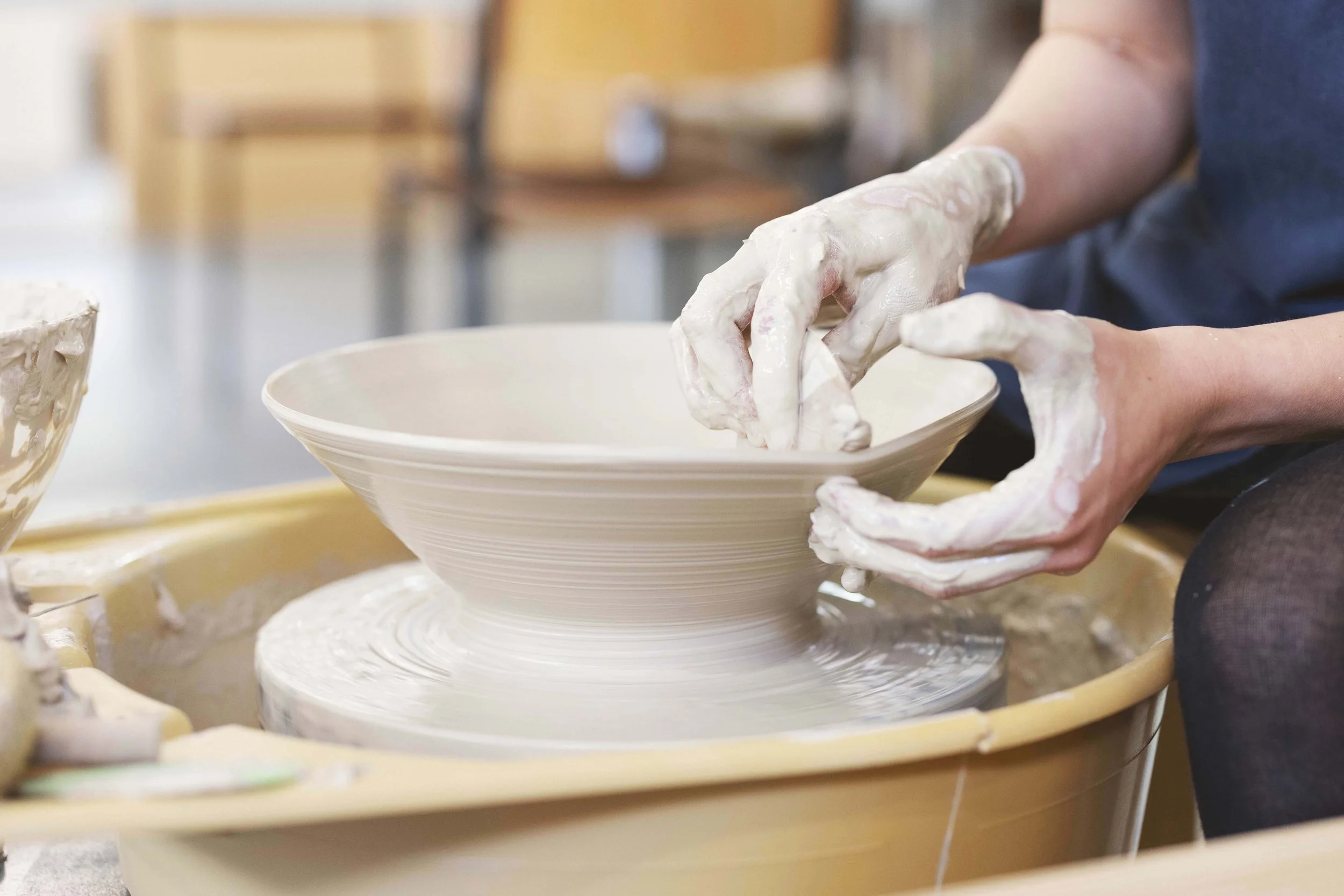 Schale, die im Keramikkurs im Atelier KOBO in Zürich auf der Töpferscheibe gedreht wird