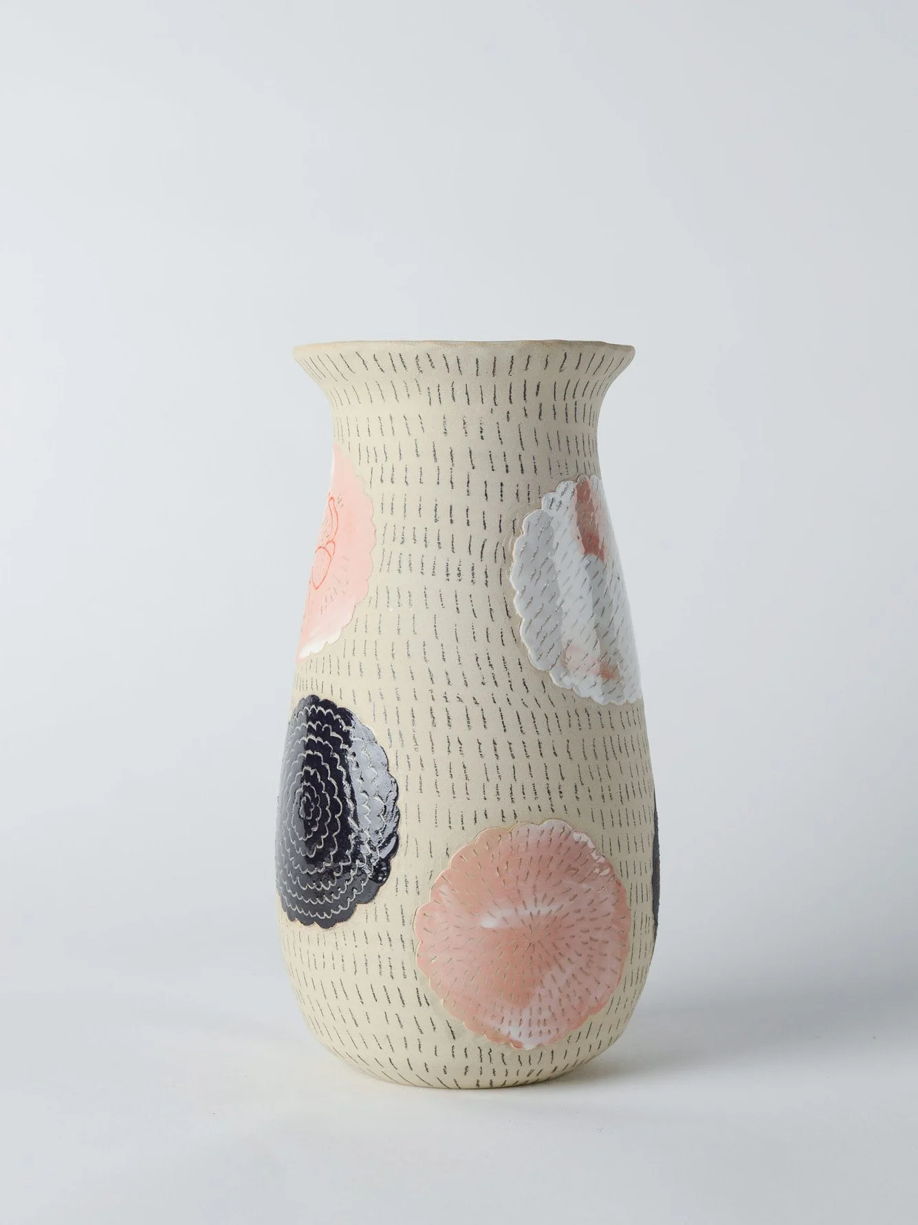 keramik-vase-rosa-weiss-schwarz-sgraffito-schmetterlinge-atelier-kobo-01-02.jpg