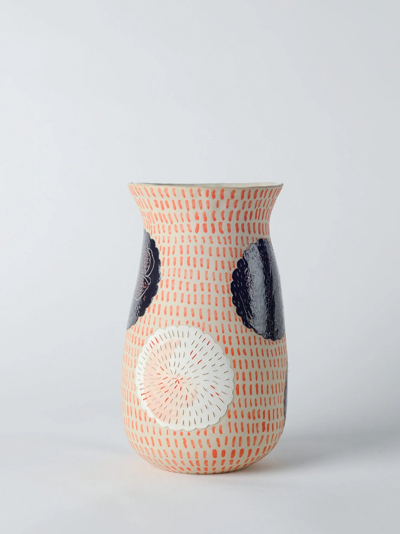 handgemachte-vase-sgraffito-rote-streifen-schmetterlinge-kobo-zuerich-01-02.jpg