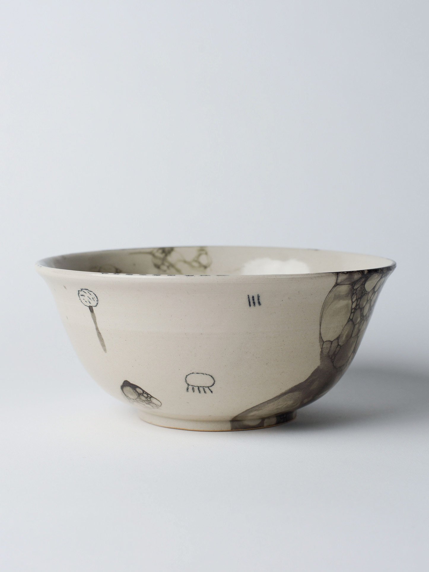 Udon-Schale mit schwarzer Zeichnung – seitlich gedrehte Ansicht zur Motivübersicht.