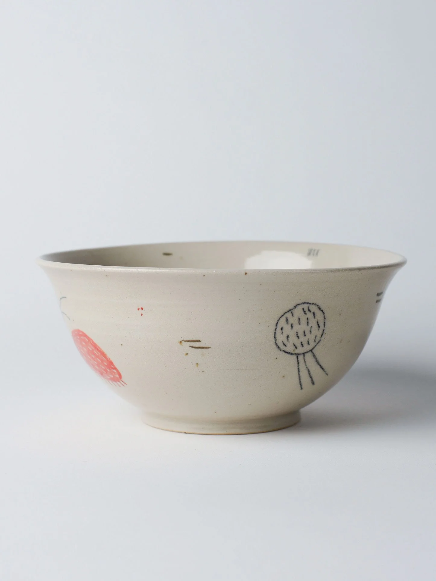 Udon-Schale mit kleinen gezeichneten Wesen – zweite gedrehte Ansicht zur Darstellung des Motivs.