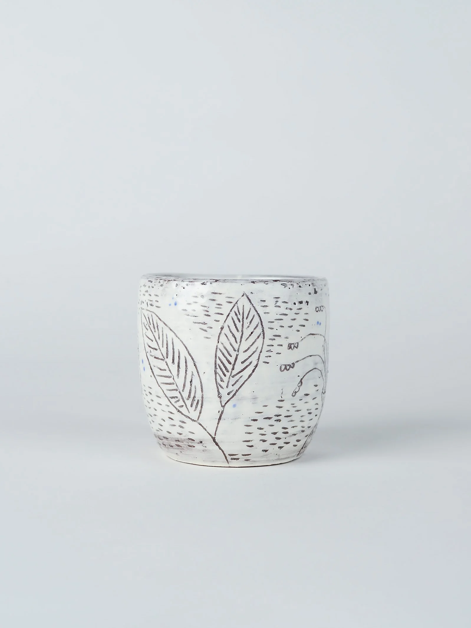 keramiktasse-weiss-sgraffito-pflanzen-insekten-atelier-kobo-03-03.jpg