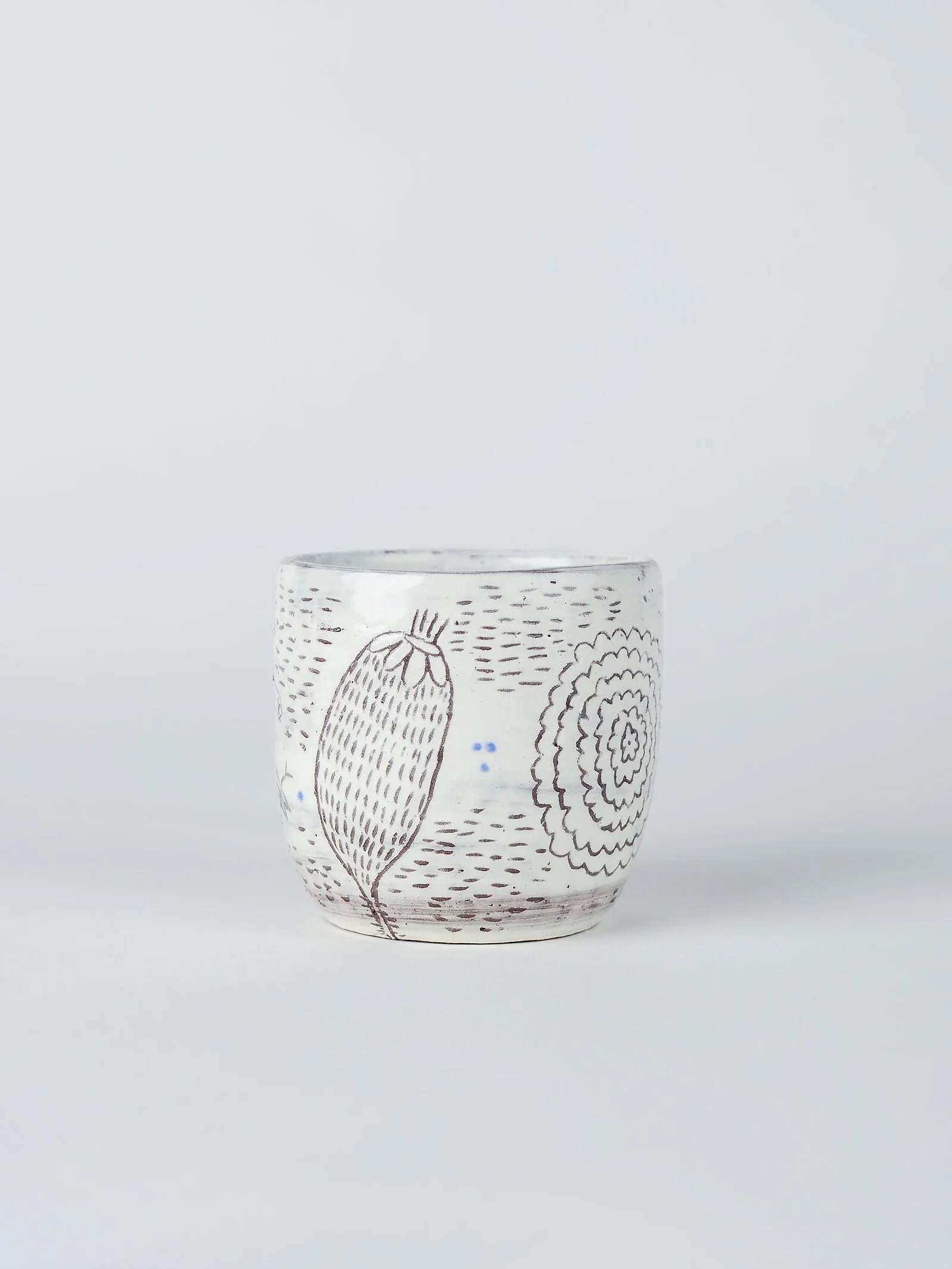 keramiktasse-weiss-sgraffito-pflanzen-insekten-atelier-kobo-03-01.jpg