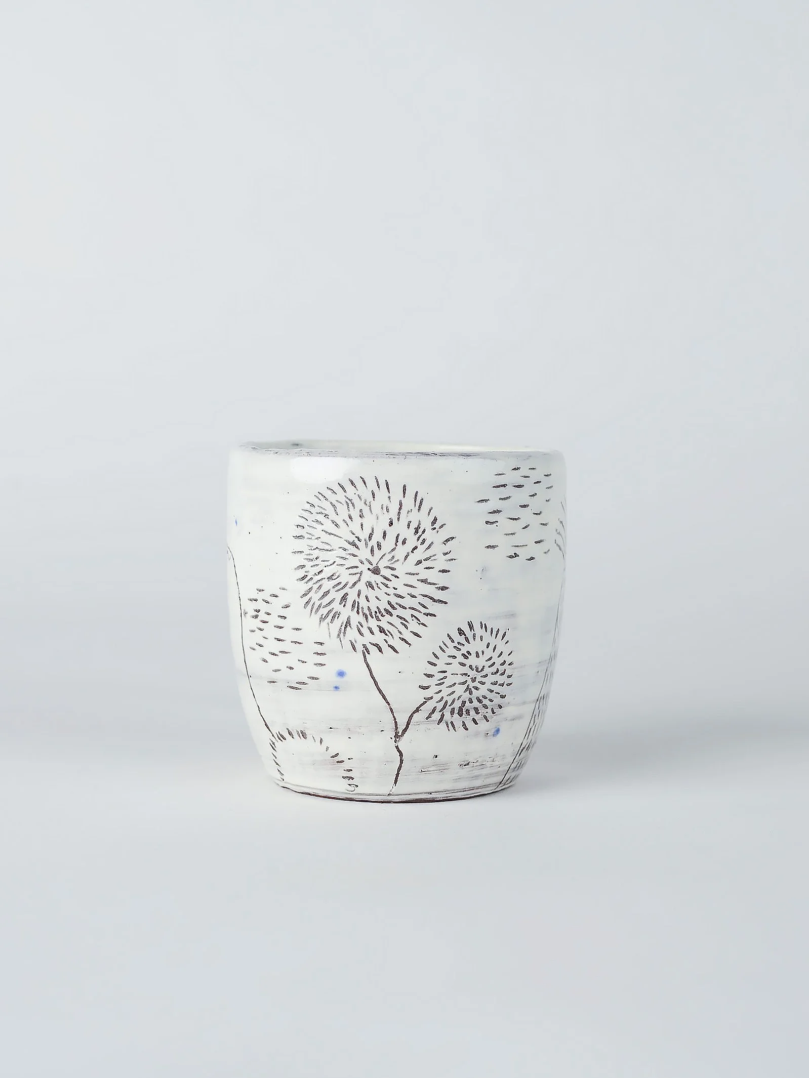 keramiktasse-weiss-sgraffito-pflanzen-insekten-atelier-kobo-01-01.jpg