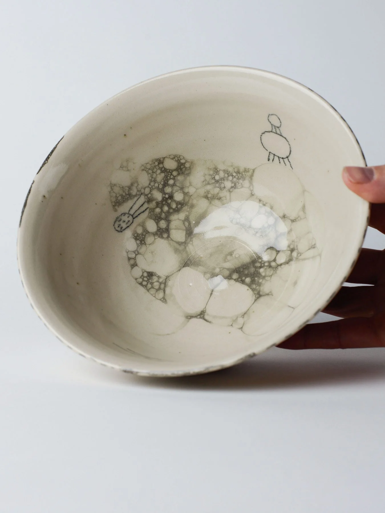 Udon-Schale mit schwarzer Zeichnung – gekippte Ansicht mit sichtbarer Innenglasur.