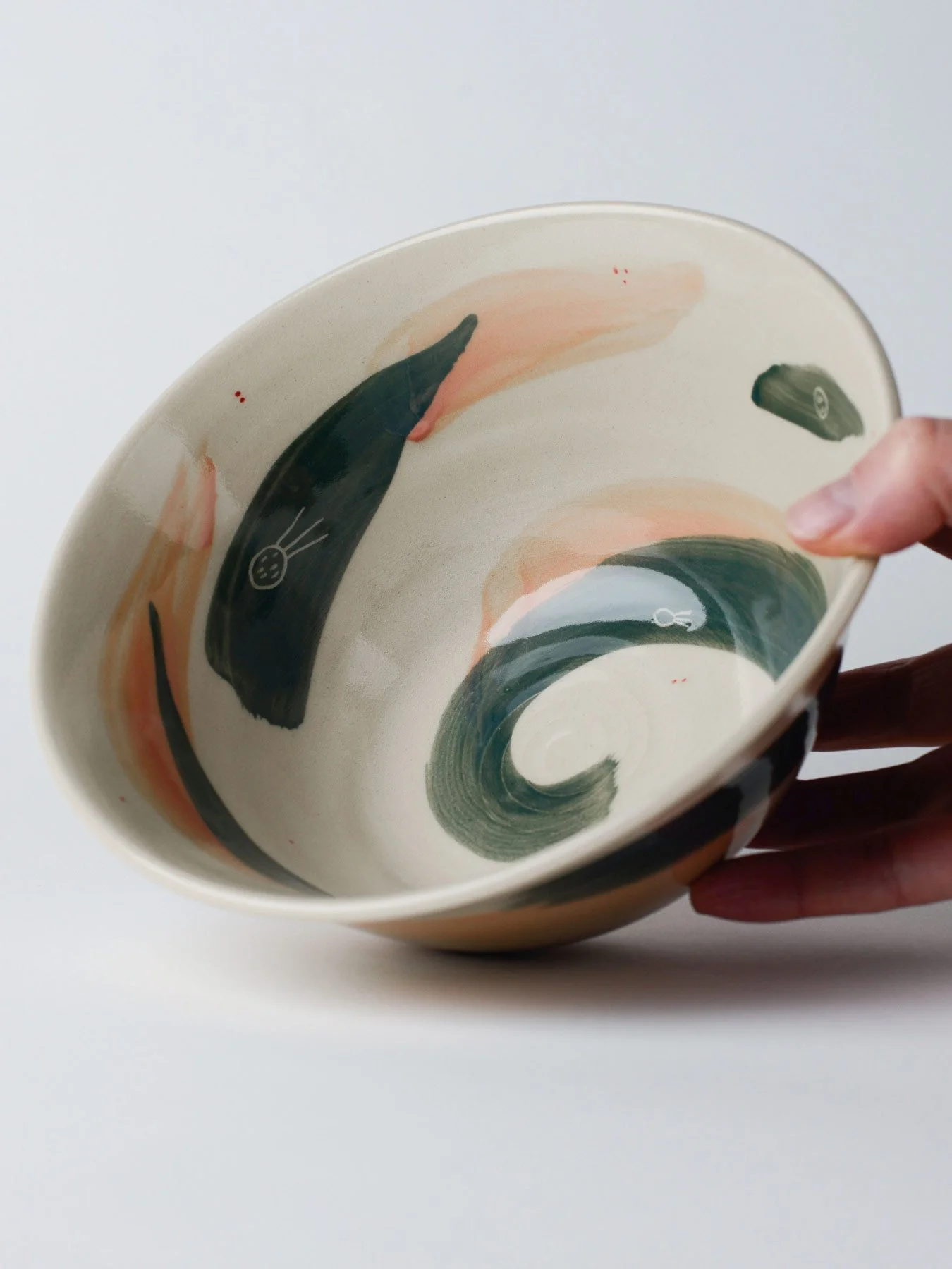 Udon-Schale mit grossen grünen Pinselstrichen – gekippte Schale mit sichtbarer Innenglasur.