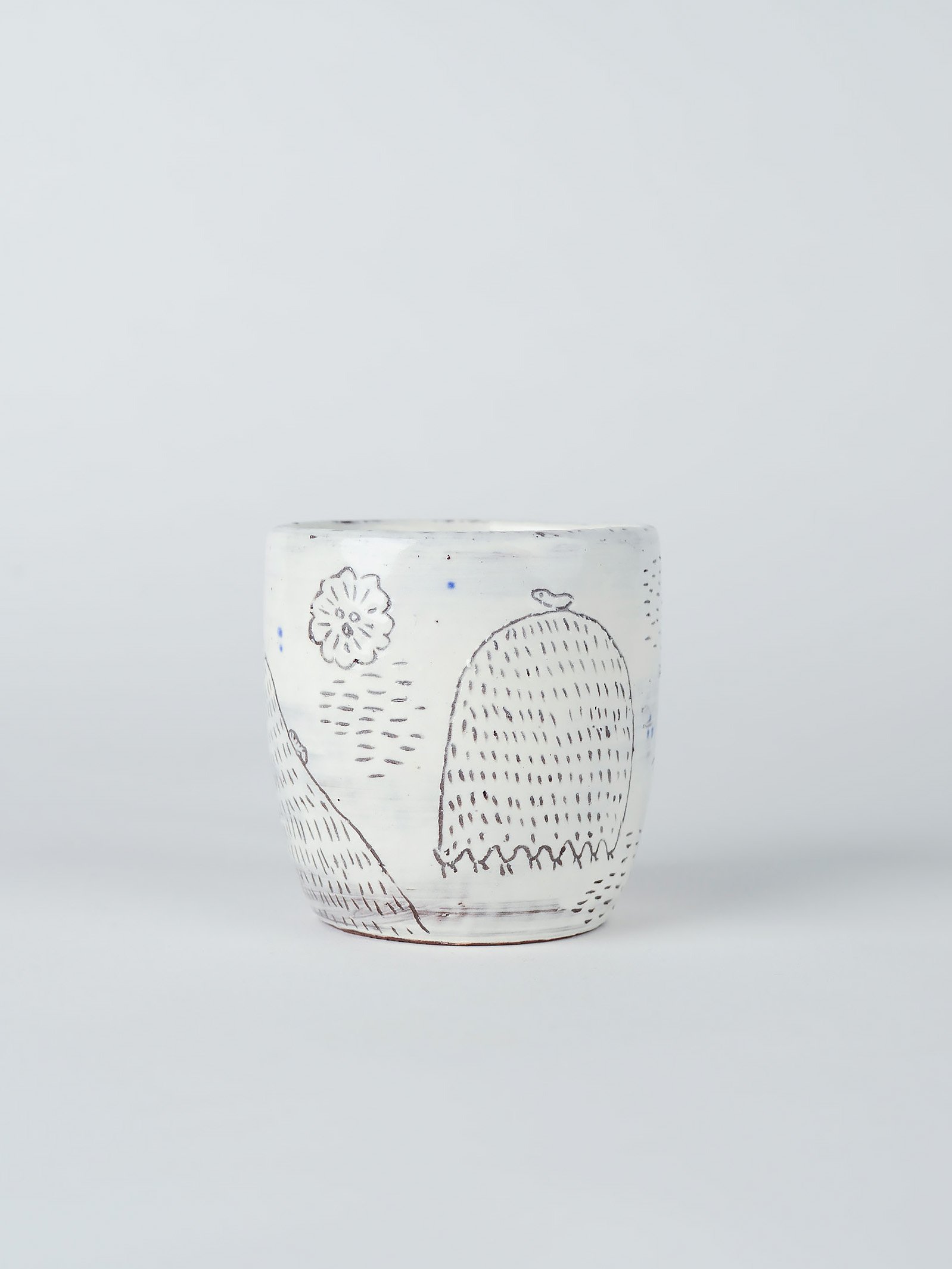 keramiktasse-weiss-sgraffito-pflanzen-insekten-atelier-kobo-01-03.jpg