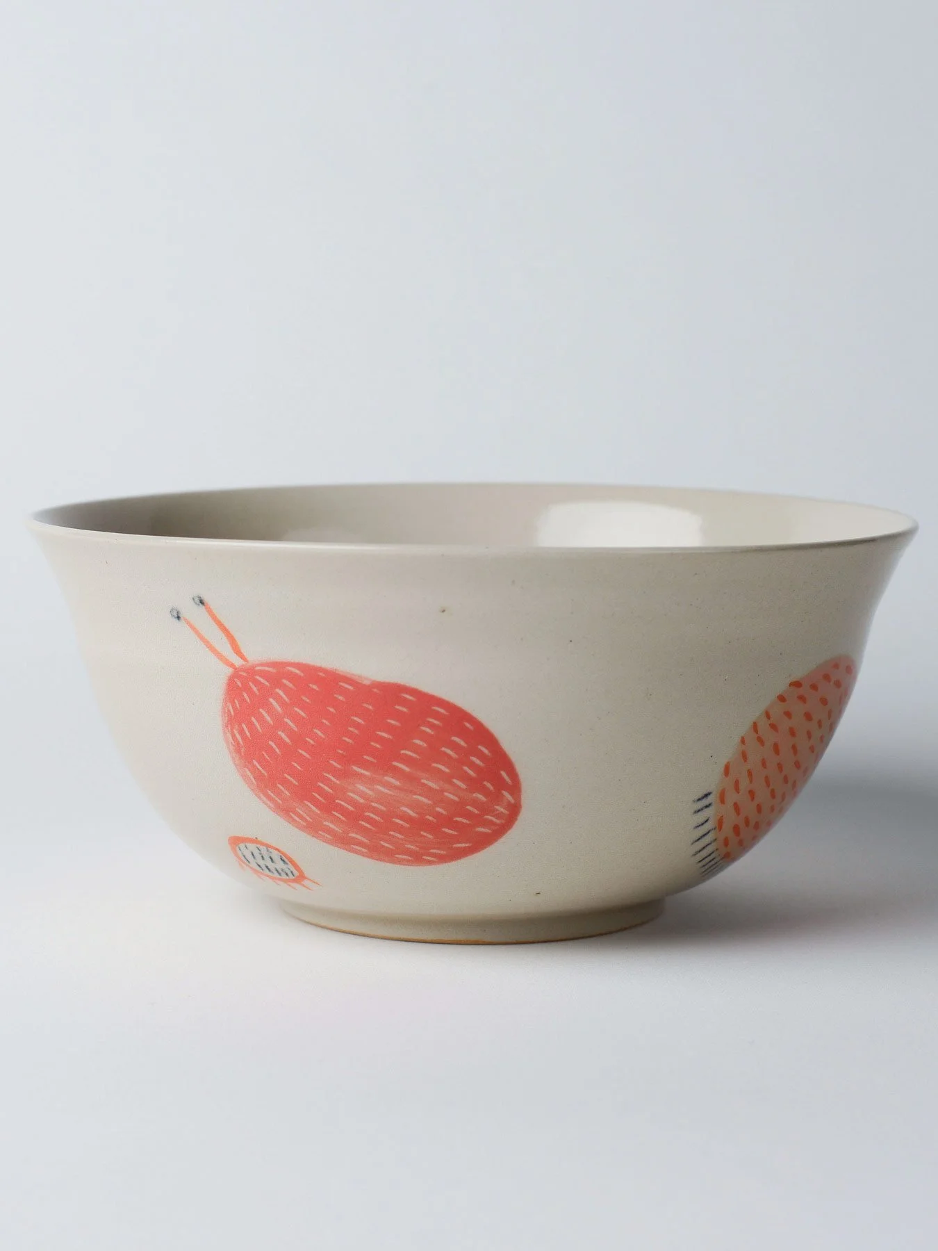 Udon-Schale mit gezeichneten roten Wesen – vollständige Rundumsicht der Schale.