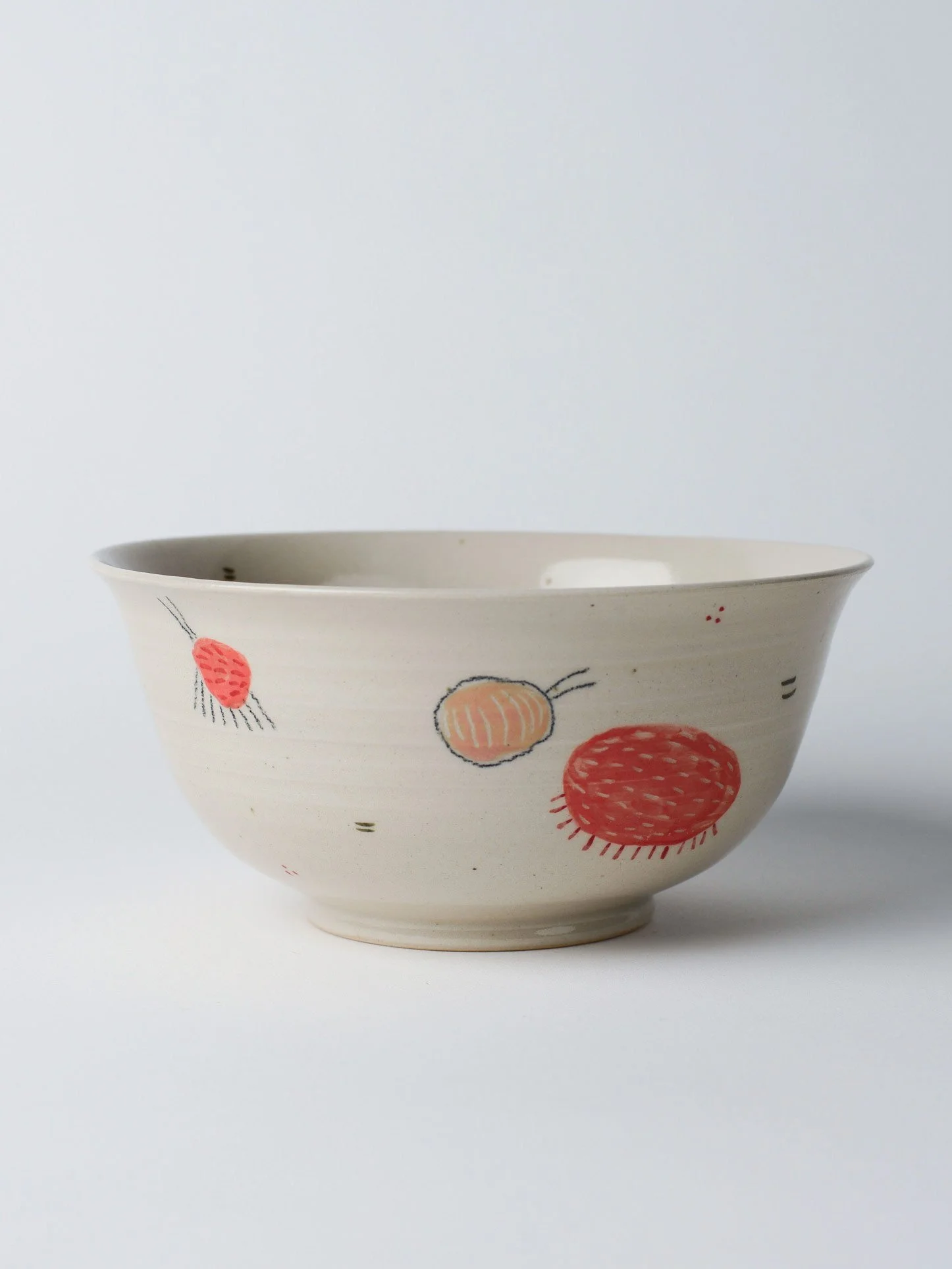 Udon-Schale mit kleinen gezeichneten Wesen – erste Ansicht der Keramikschale.