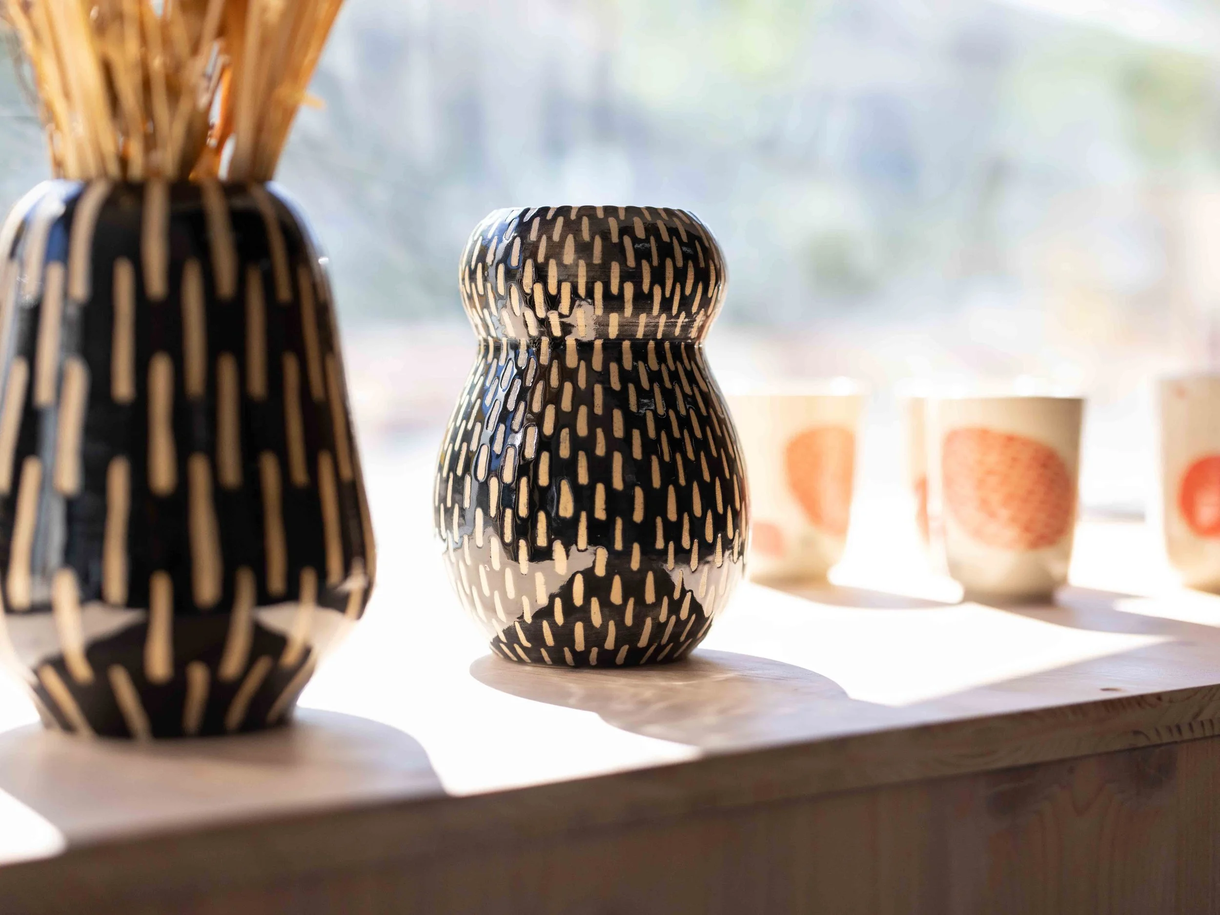 Schaufensterauslage mit Vasen und Tassen im Gegenlicht im Atelier KOBO in Zürich, aufgenommen für den Sommerkurs